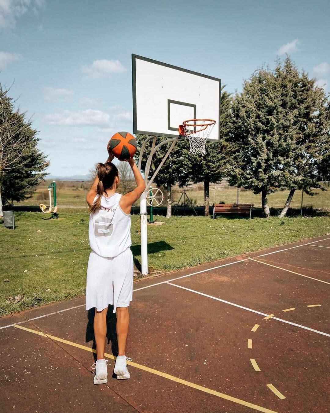  Andrea Martínez muestra su pasión por el baloncesto.