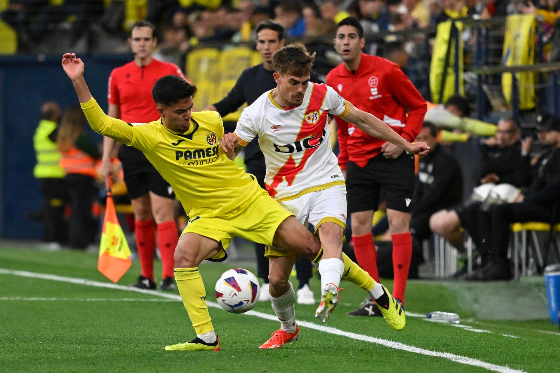 Ilias Akhomach pelea un balón con Josep Chavarría en el Villarreal-Rayo.