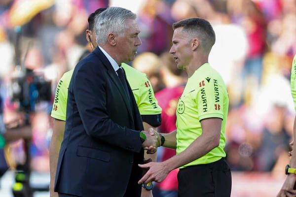 Carlo Ancelotti hablando con Hernández Hernández (EFE)