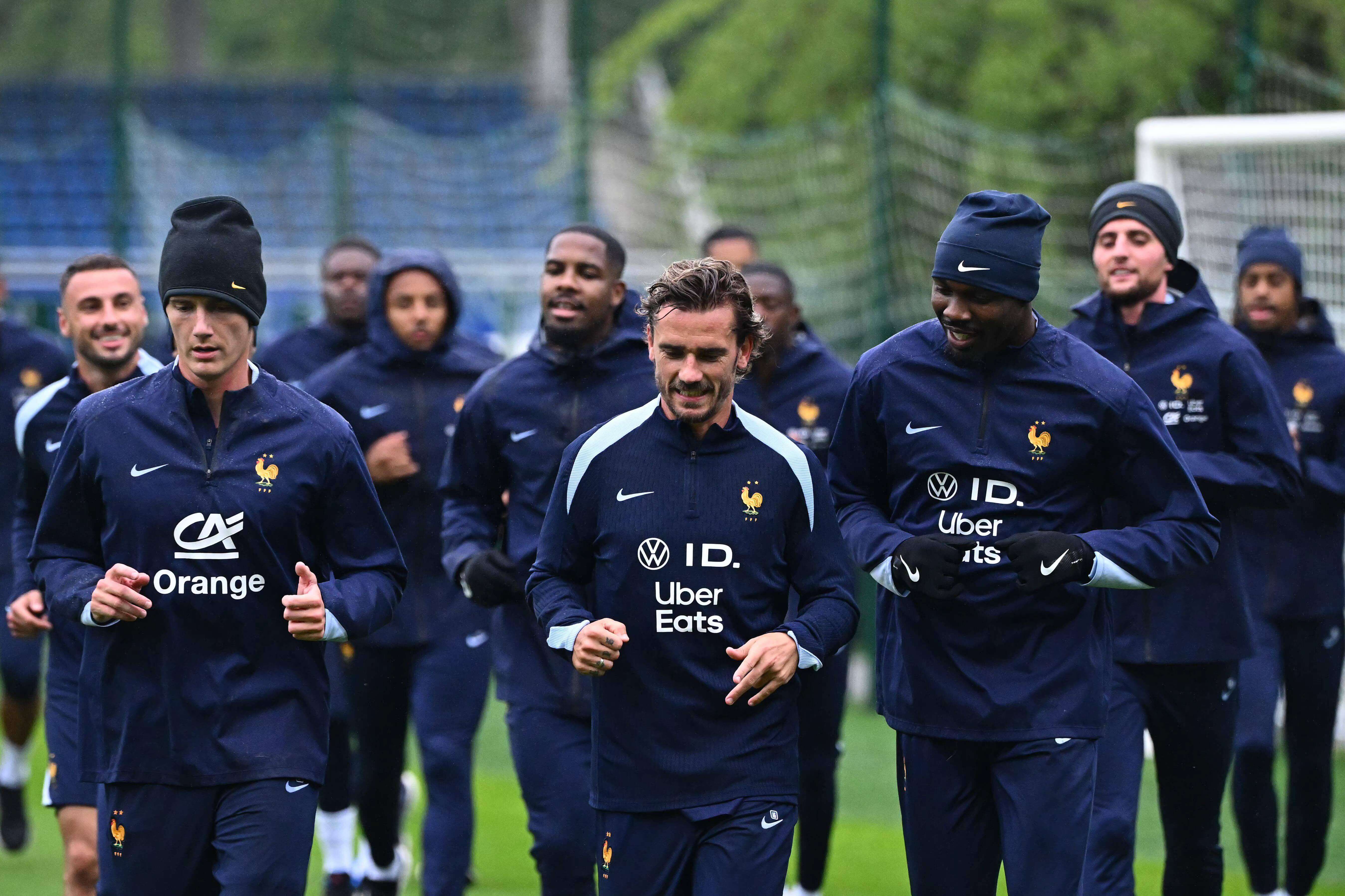  Griezmann entrenando con el resto de sus compañeros de la selección francesa.