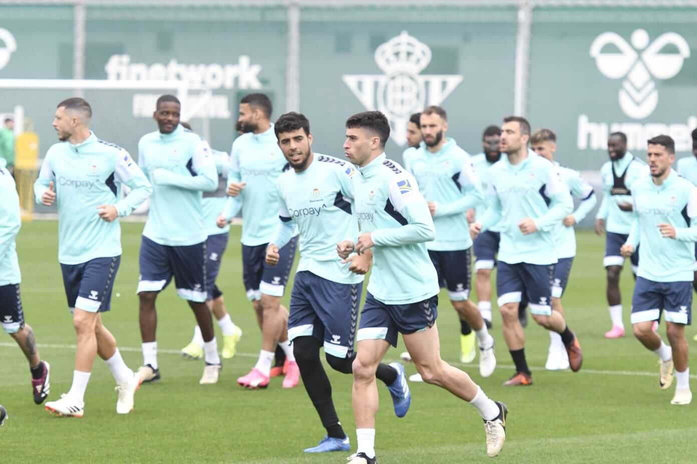  Chadi Riad y Marc Roca en un entrenamiento del Real Betis (foto: Kiko Hurtado).
