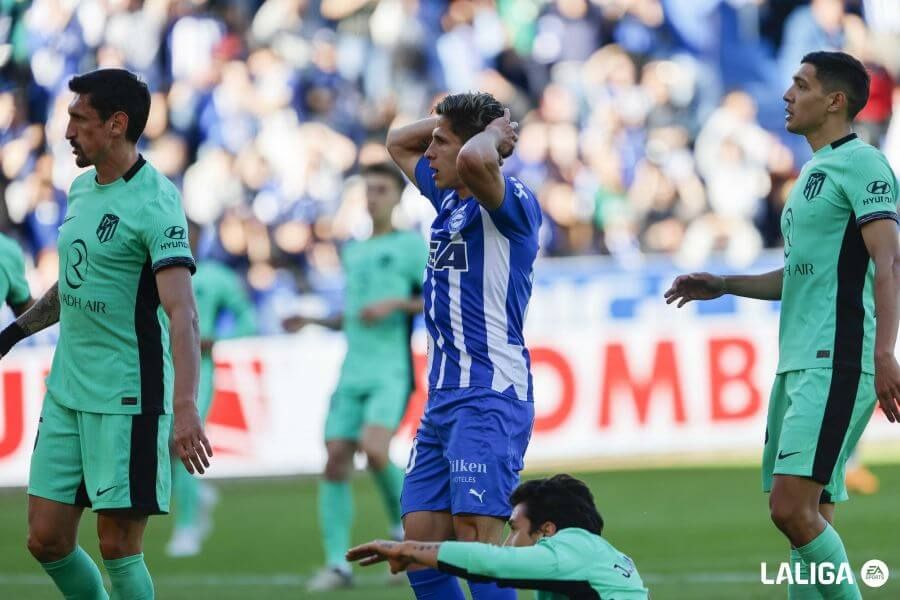  Giuliano Simeone se lamenta durante el Alavés-Atlético de Madrid (foto: LALIGA).