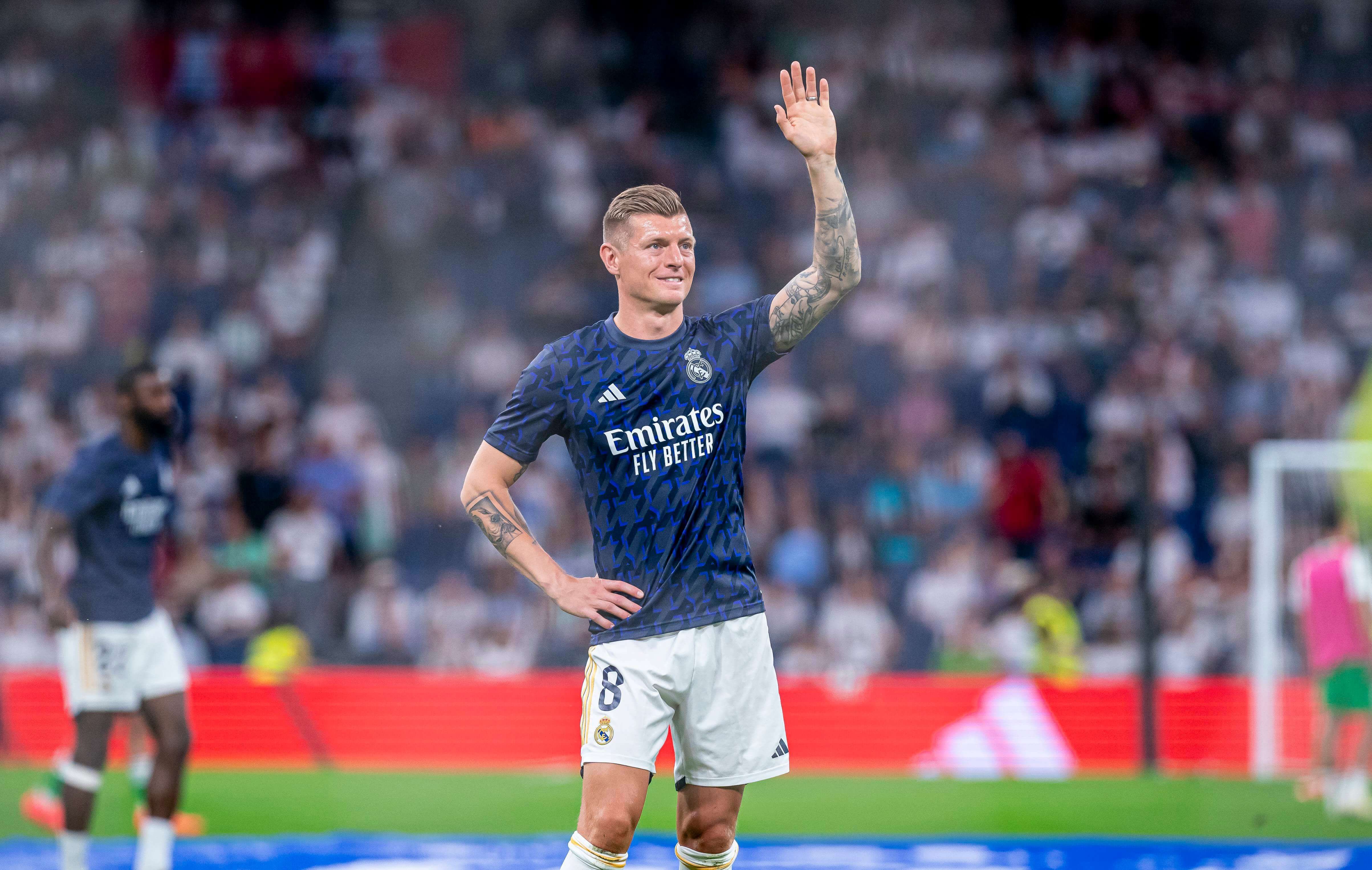 Toni Kroos levanta la mano para saludar antes del Real Madrid-Real Betis (FOTO: Cordón Press).