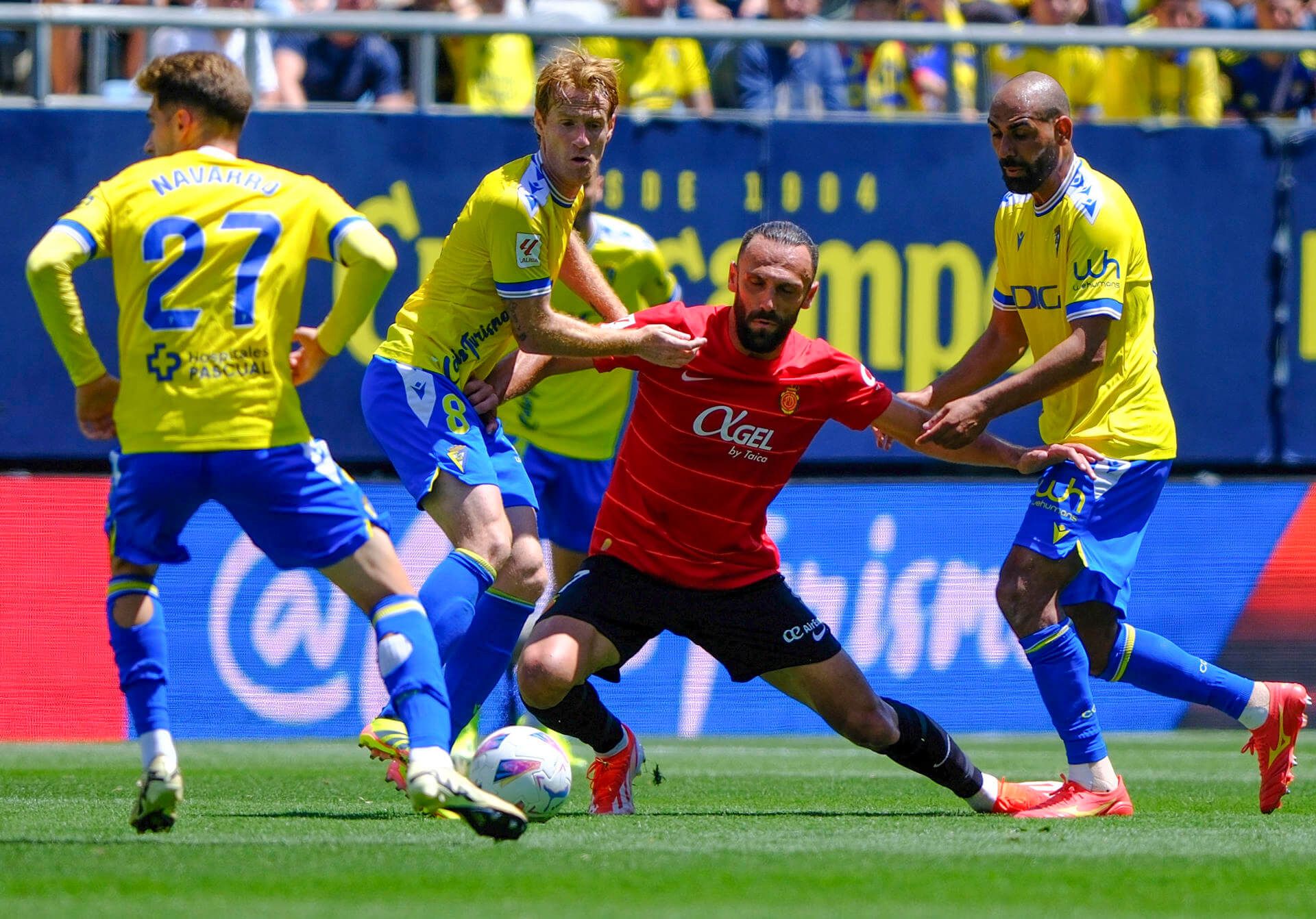  Vedat Muriqi defiende un balón ante Álex Hernández en el Cádiz-Mallorca.
