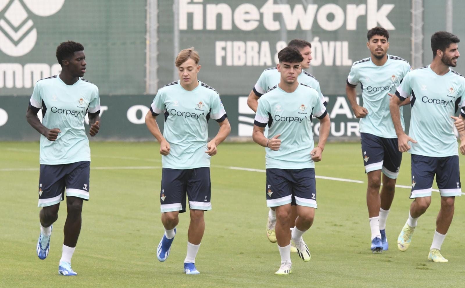  Jesús Rodríguez -segundo izquierda- en un entreno con el primer equipo