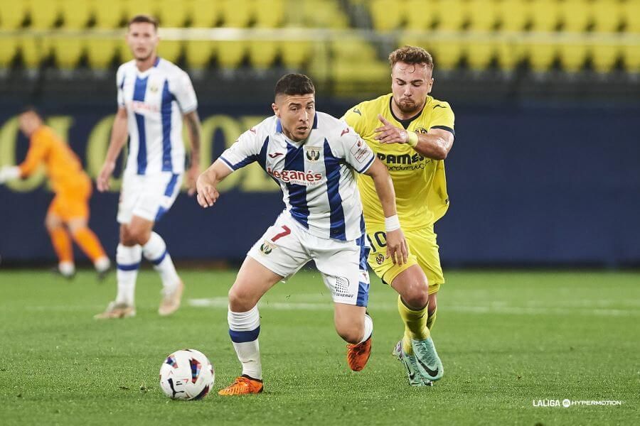 Portillo supera a Ontiveros en un Villarreal B - Leganés. (LALIGA)