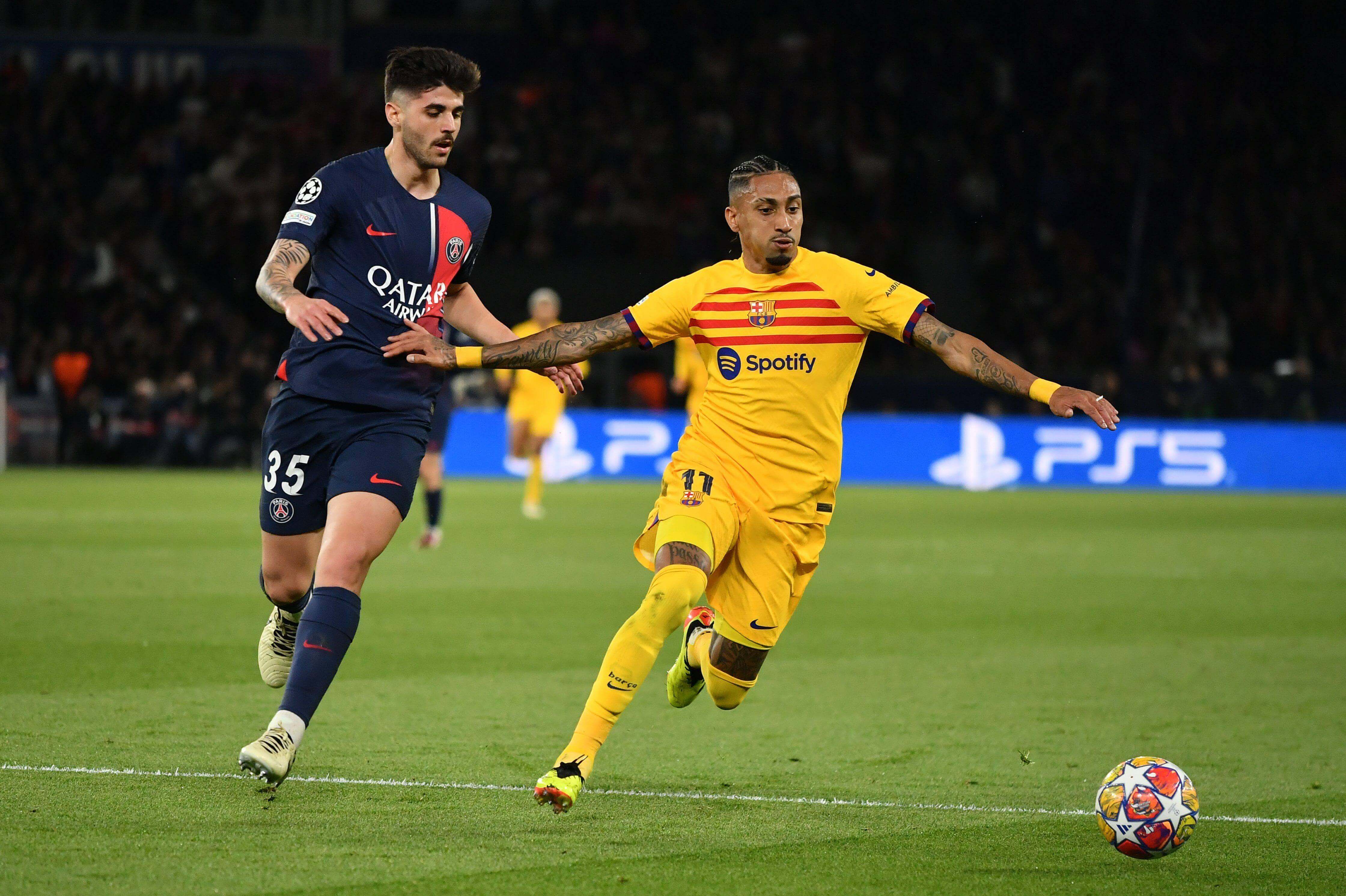  Raphinha, durante el PSG-Barça.