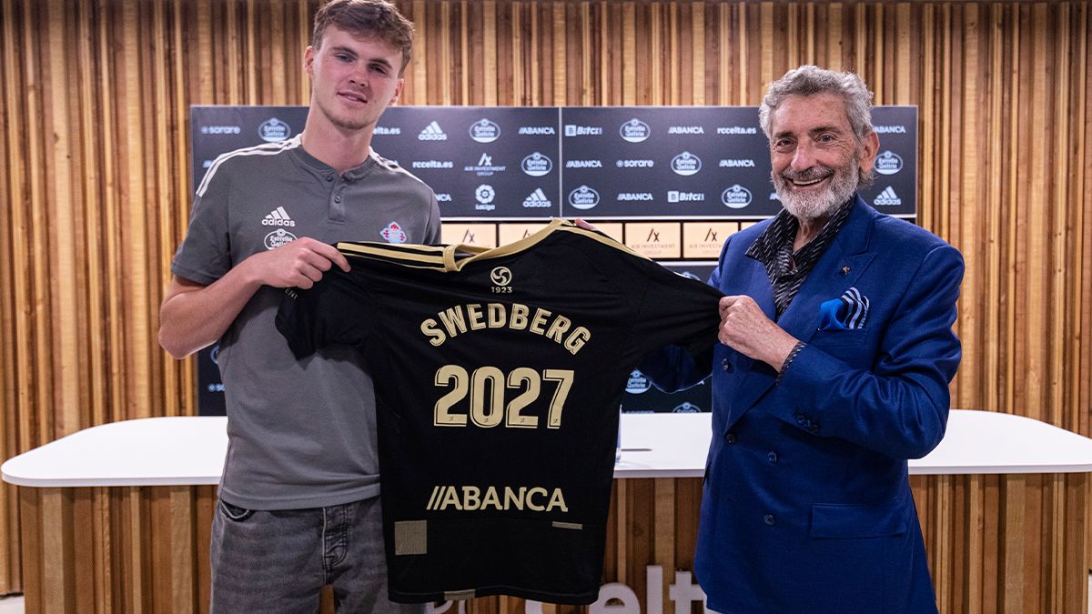 Williot Swedberg posa como nuevo jugador del Celta junto a Carlos Mouriño.