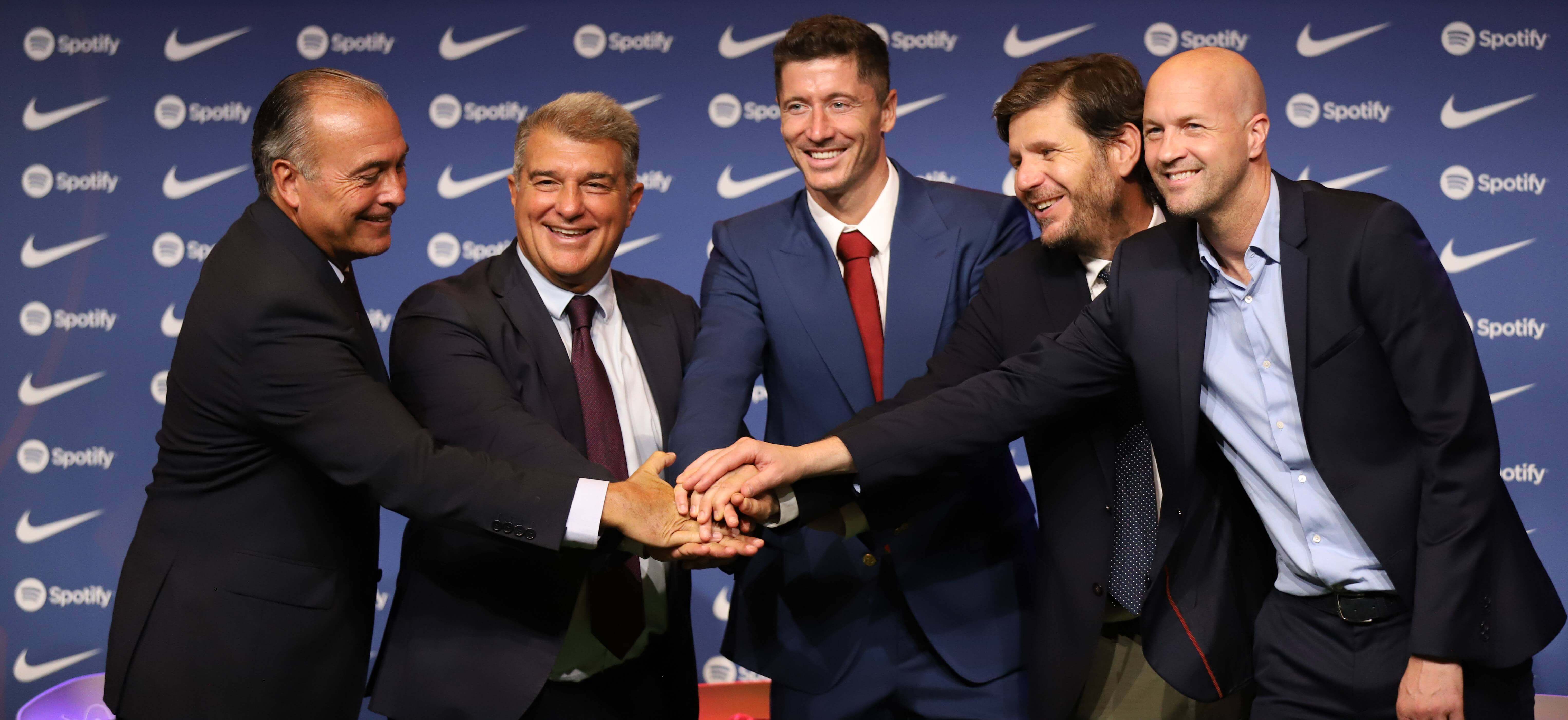  Laporta con el resto de su equipo en la presentación de Lewandowski