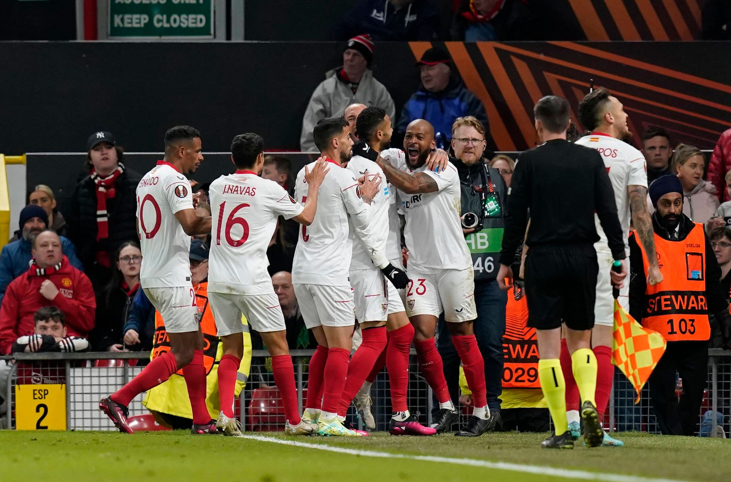Celebración de un tanto del Sevilla ante el United.