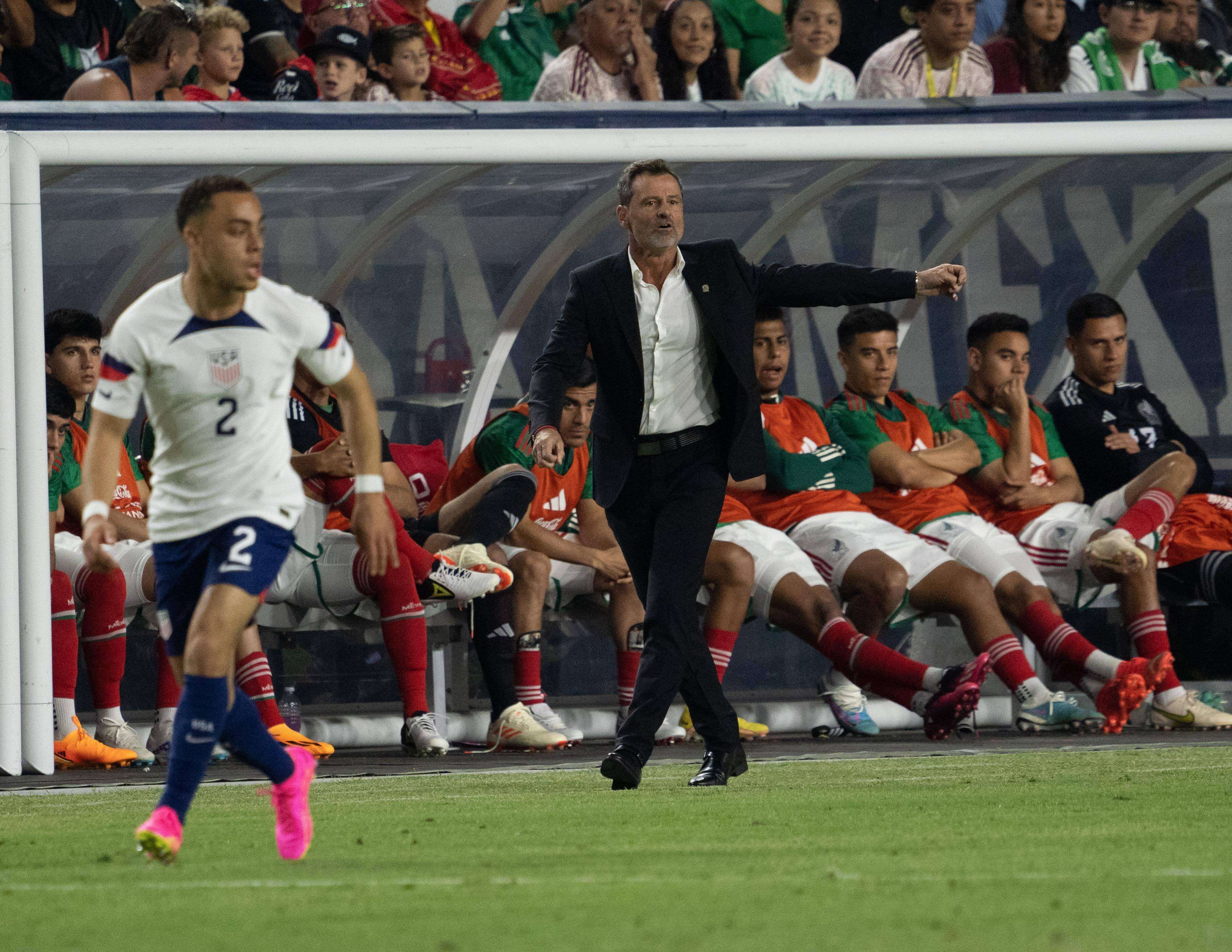 Diego Cocca dirige un partido de la Selección de México.