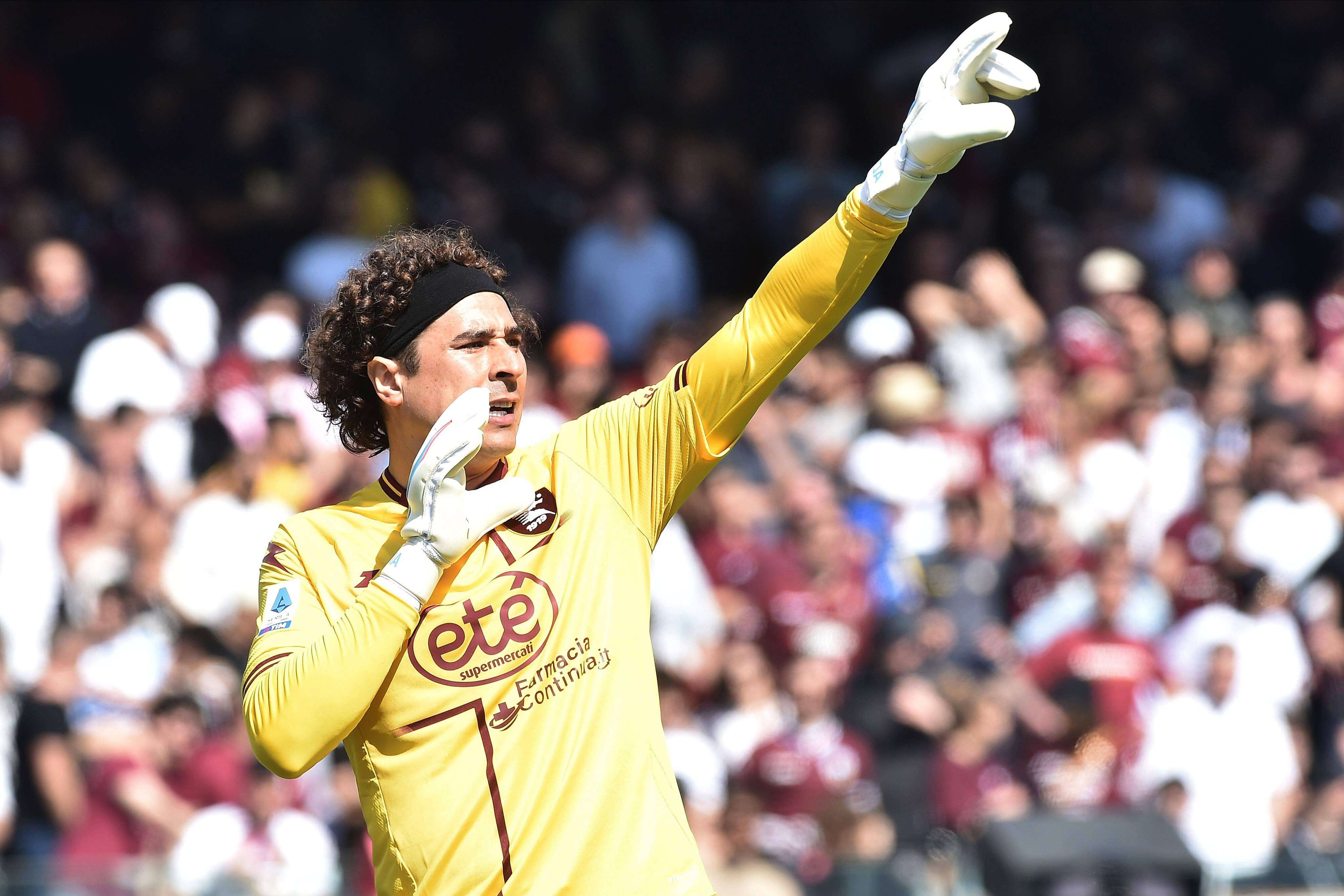 Guillermo 'Memo' Ochoa en un partido con la Salernitana.