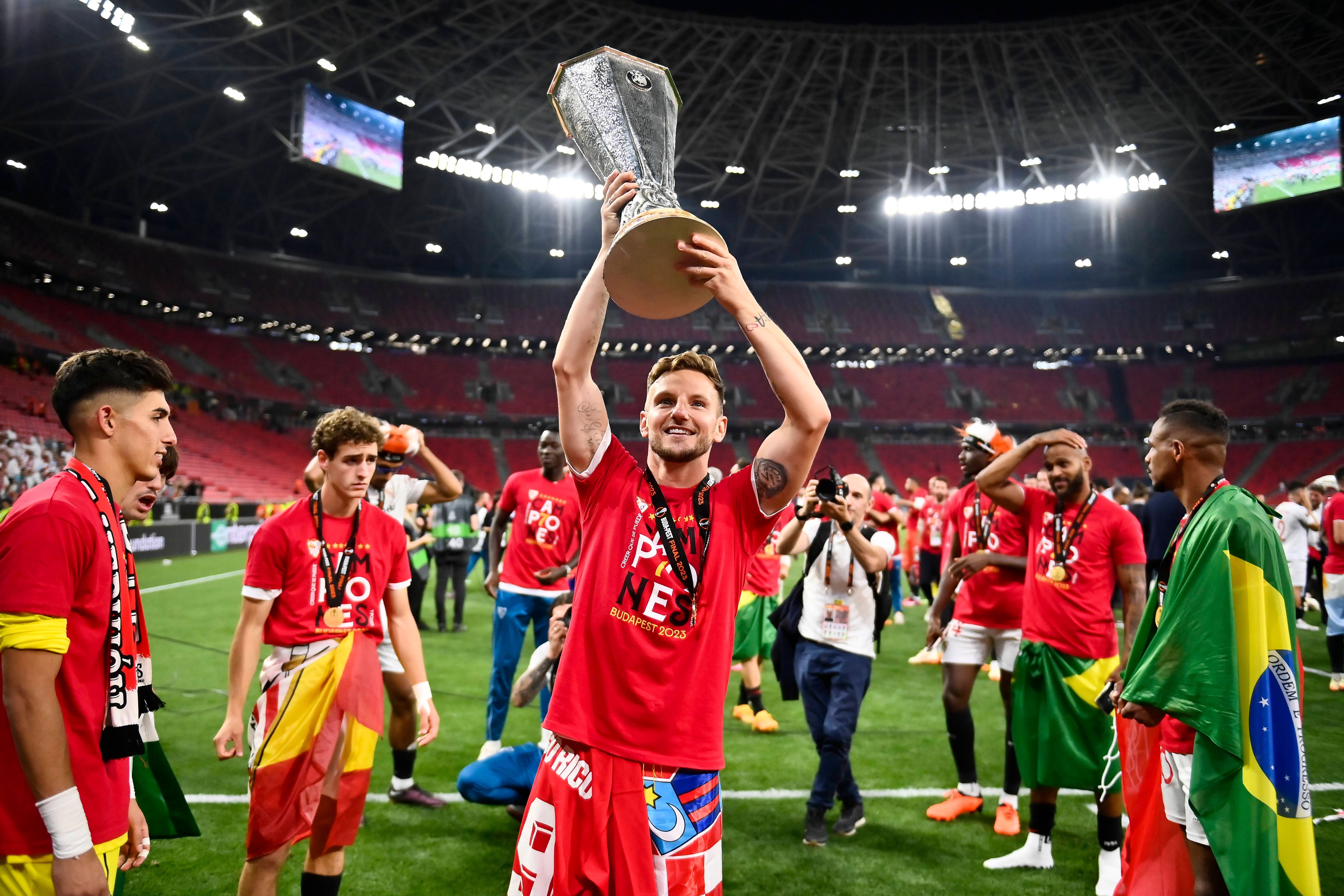  Rakitic, celebrando la Europa League ganada en Budapest.
