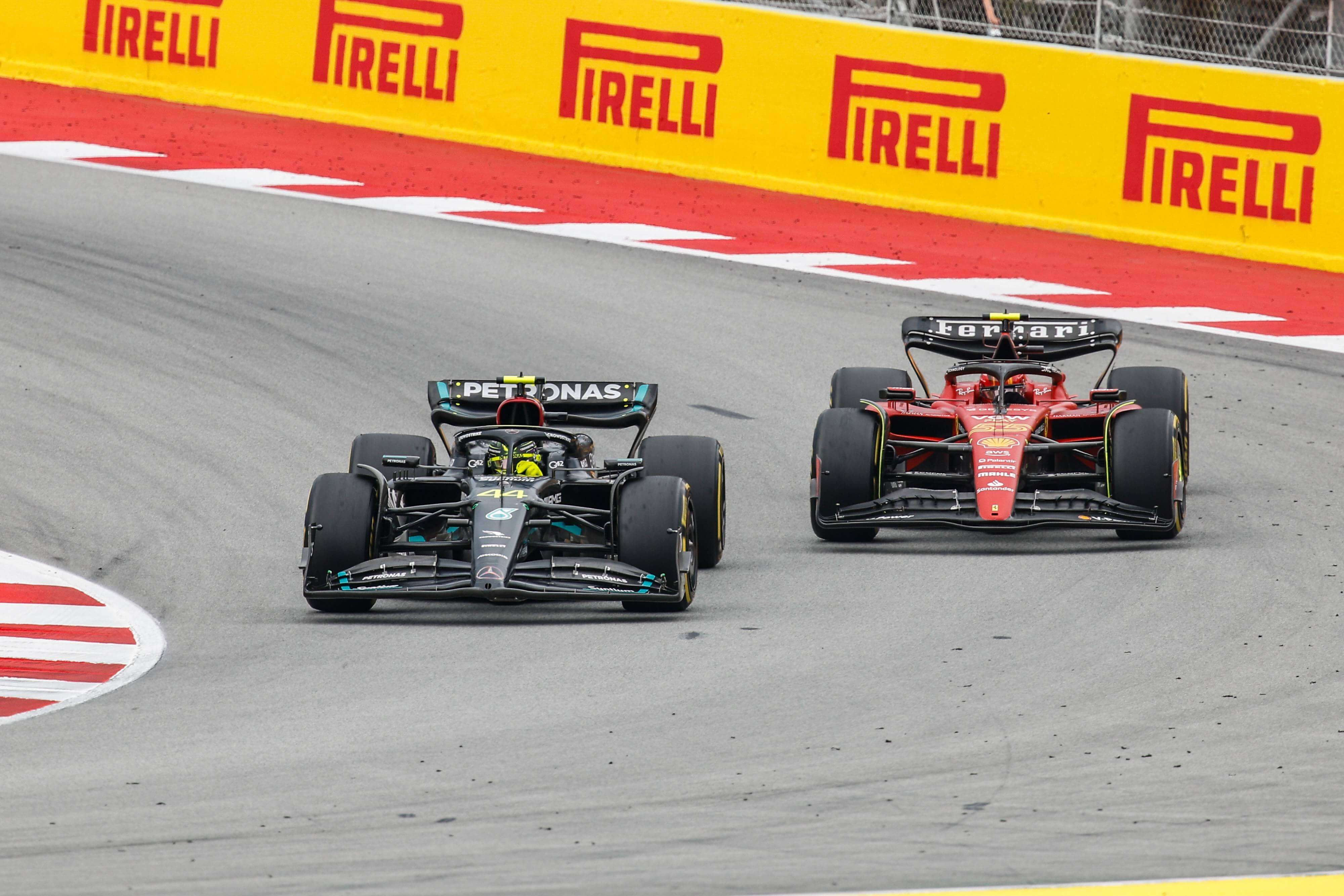  Carlos Sainz y Lewis Hamilton, en 2023.