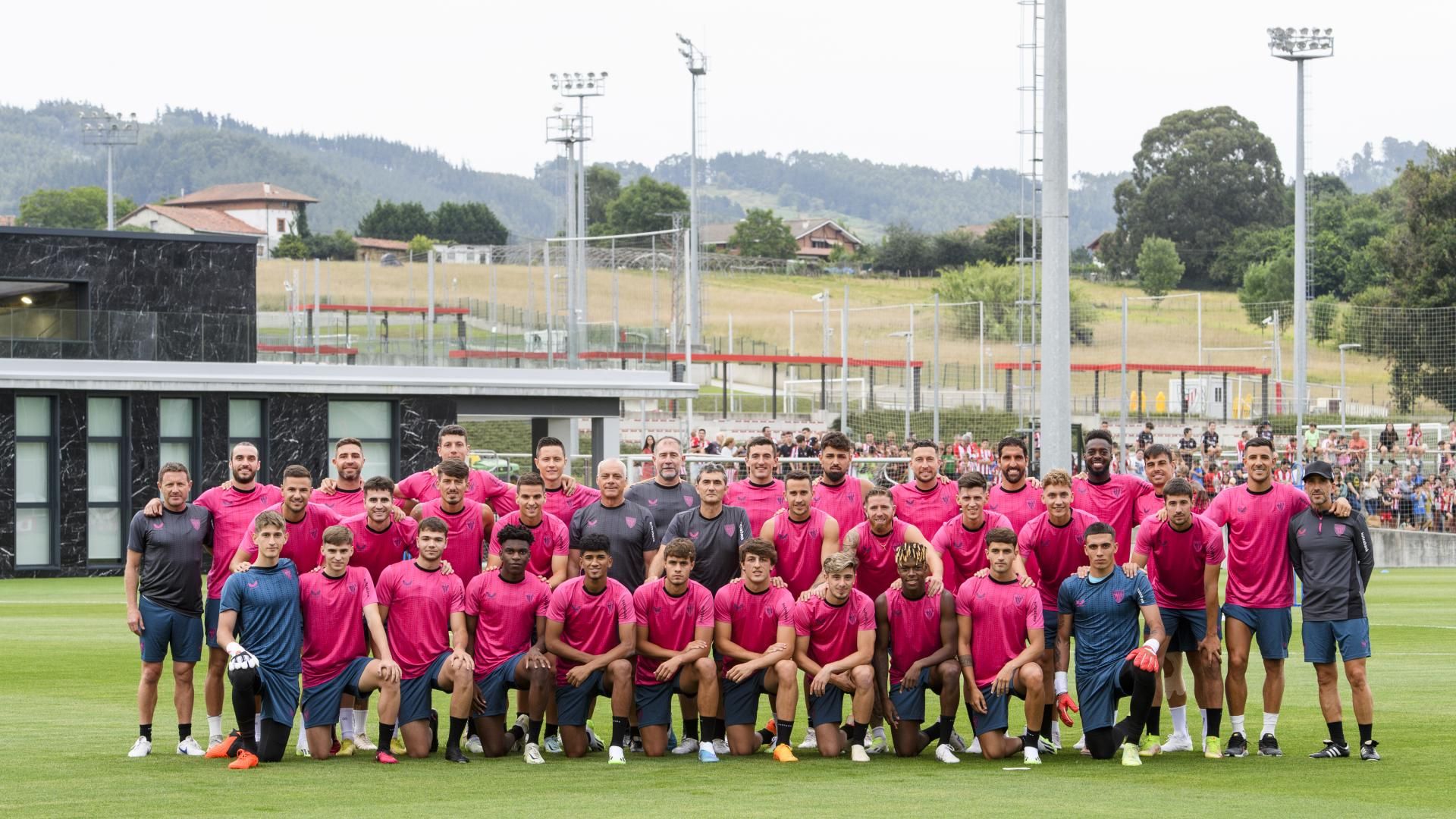 Foto grupal rojiblanca en una pretemporada, con Ernesto Valverde cortando el bacalao en Lezama.