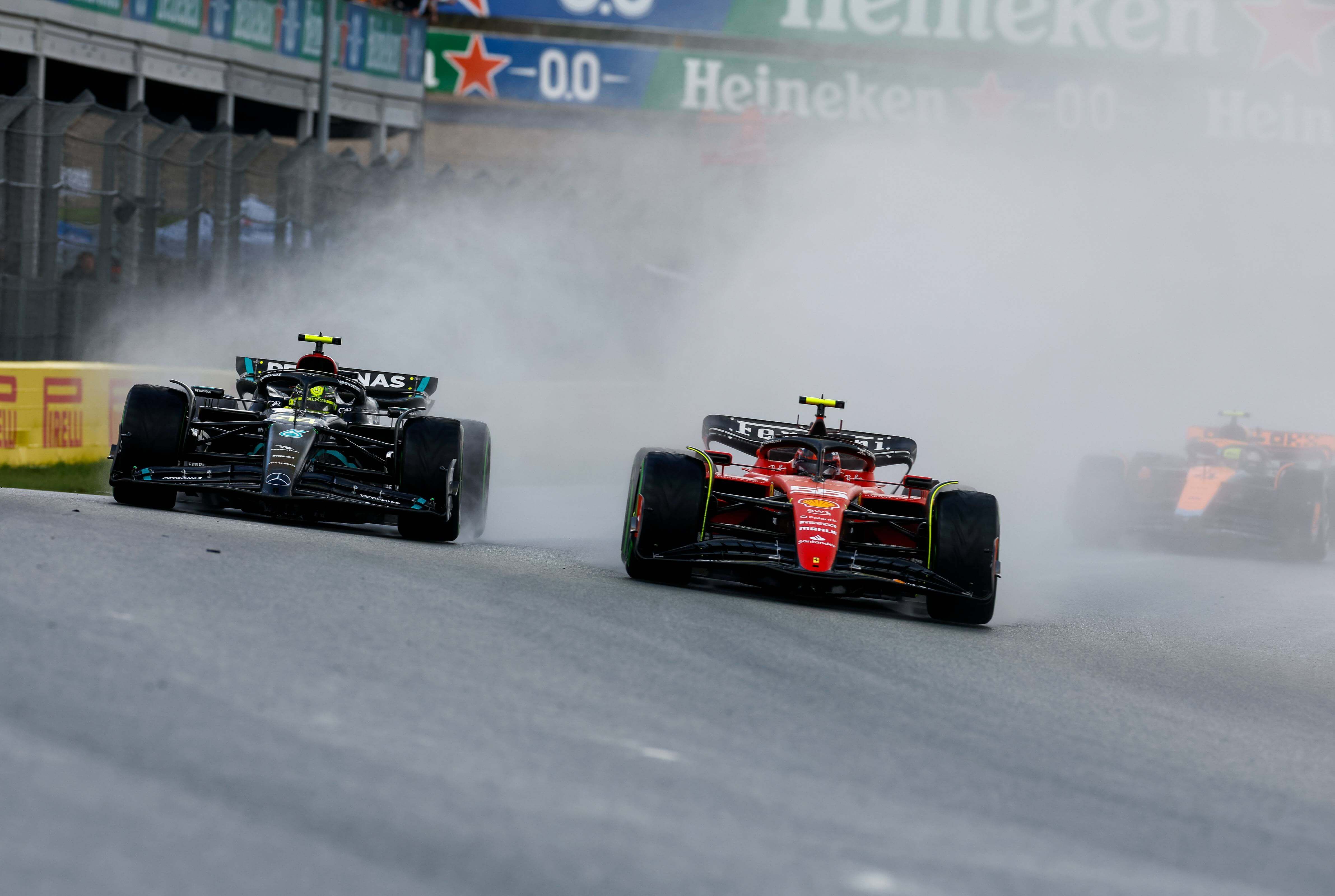  Carlos Sainz y Lews Hamilton, durante el 2023.