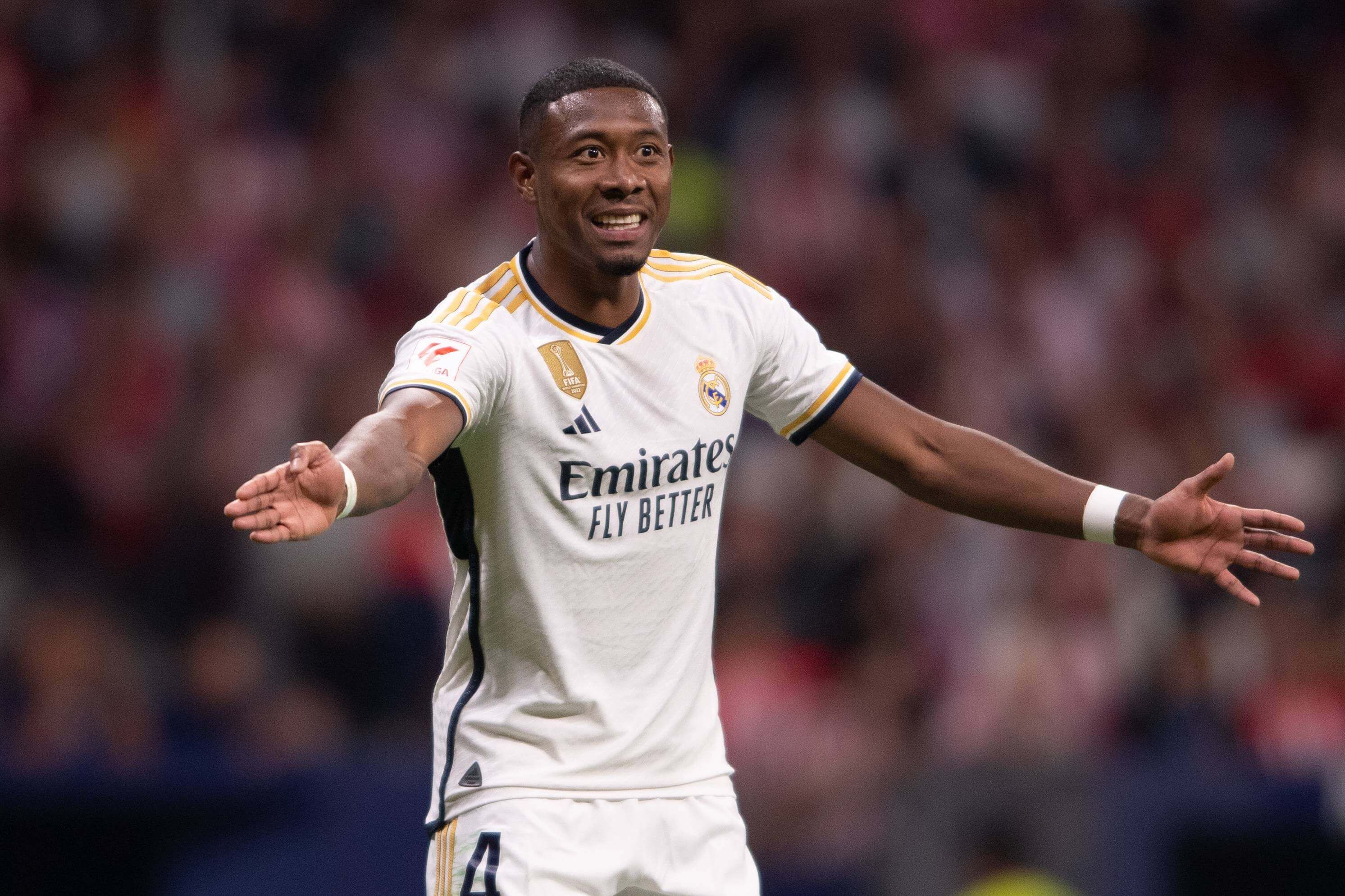  David Alaba protesta una acción en un partido de LALIGA con el Real Madrid.