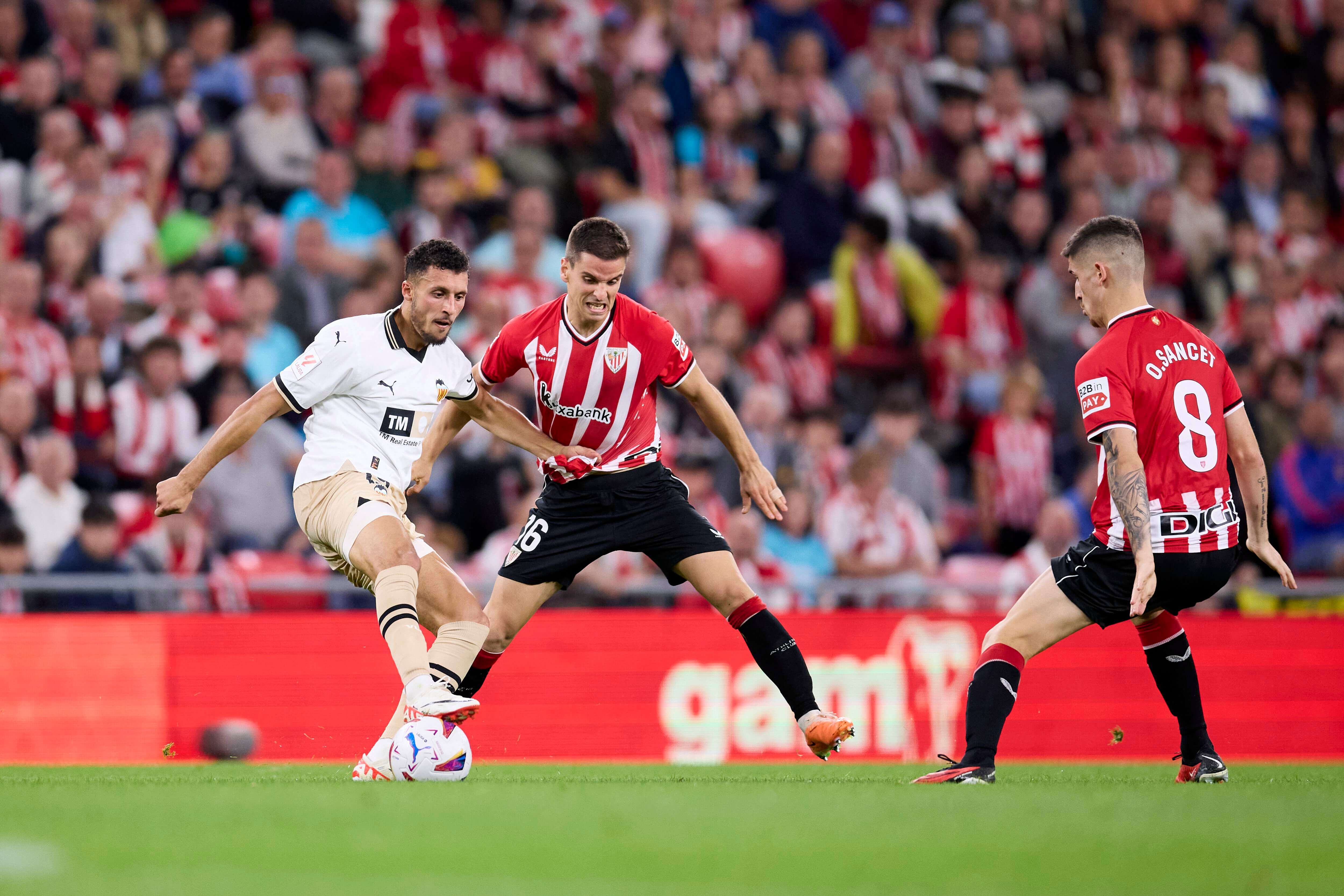  Oihan Sancet e Iñigo Ruiz de Galarreta presionan ante el Valencia.