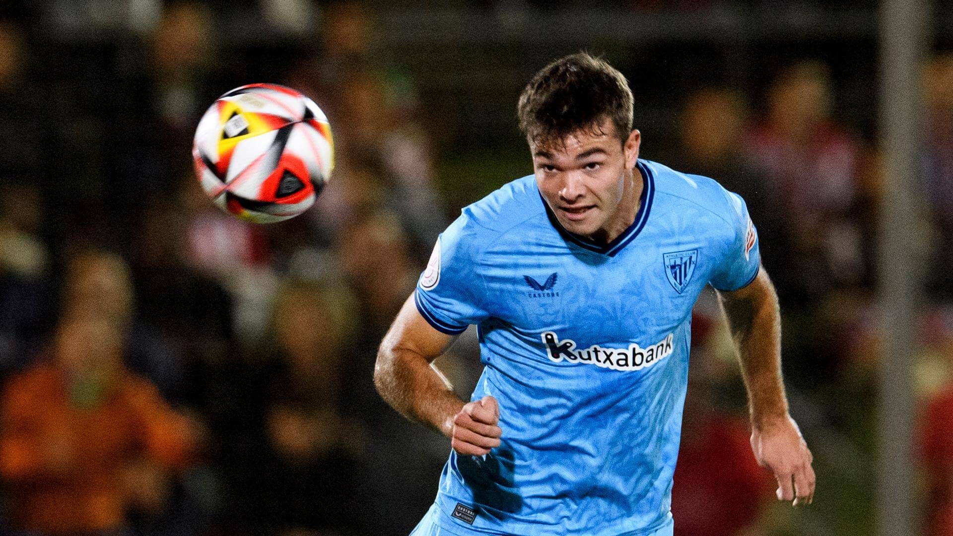 Unai Egiluz despeja de cabeza (Foto: Athletic Club).