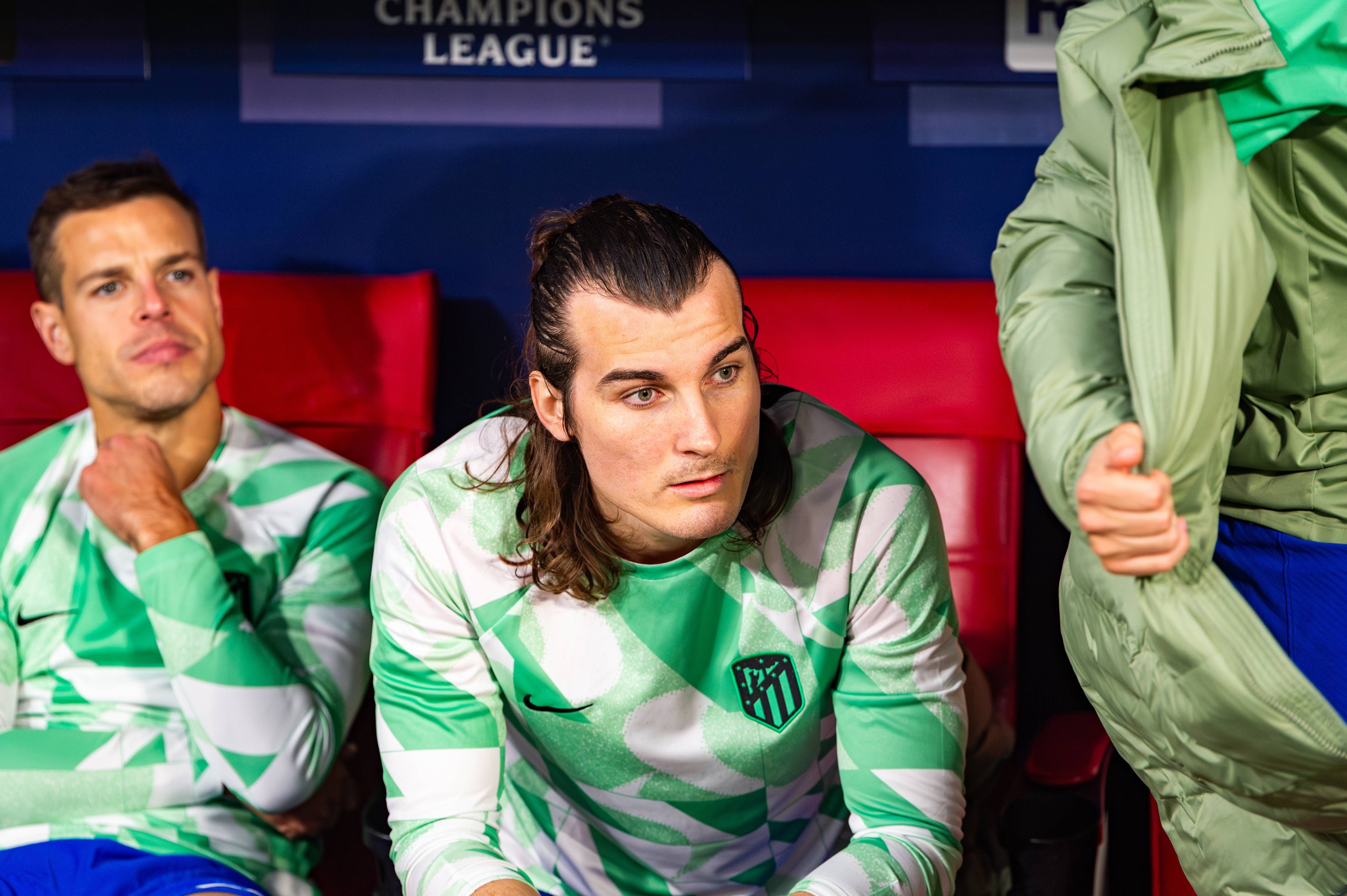  Çaglar Soyuncu, en el banquillo del Atlético de Madrid.