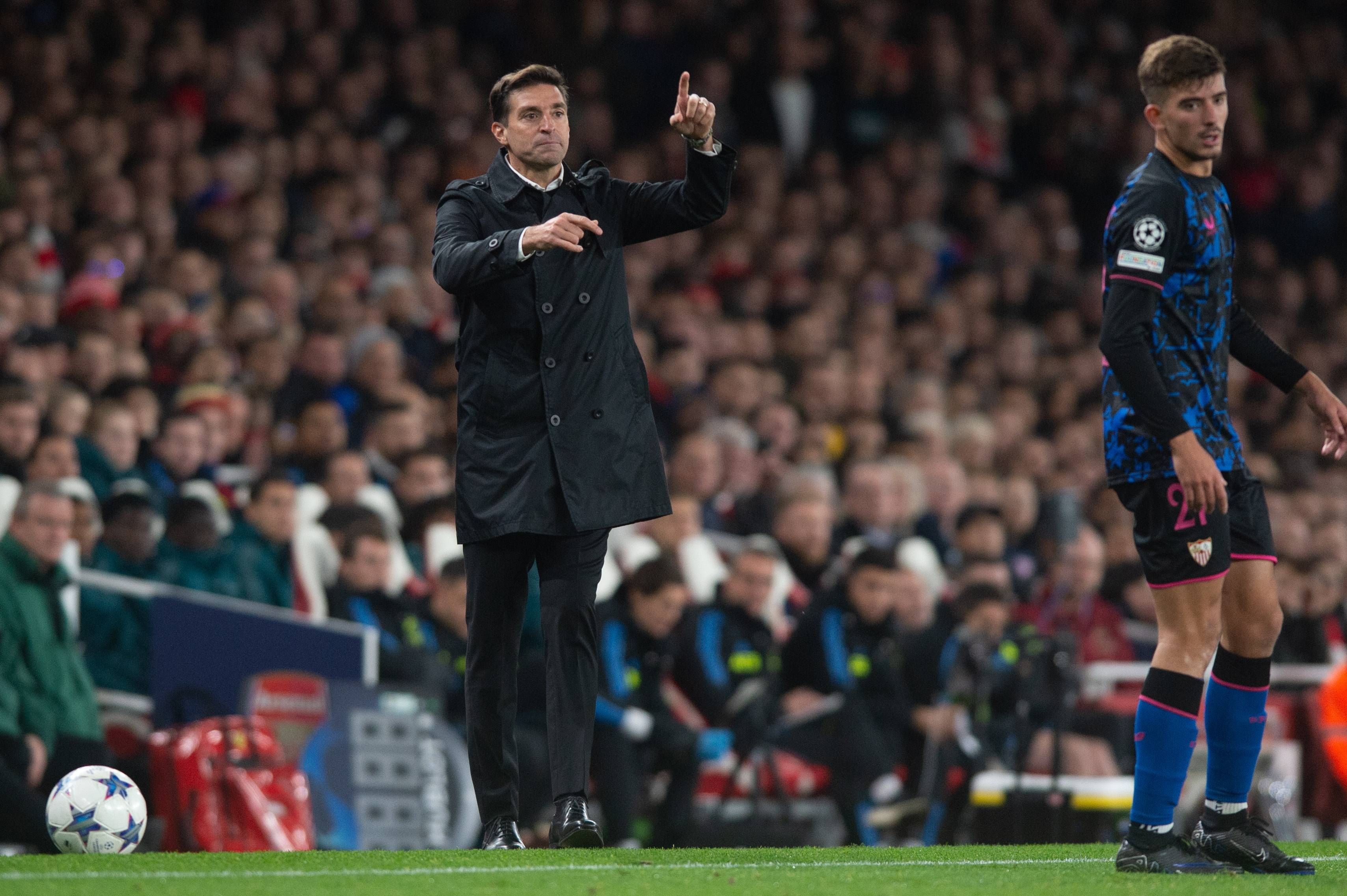  Diego Alonso, ante el Arsenal.