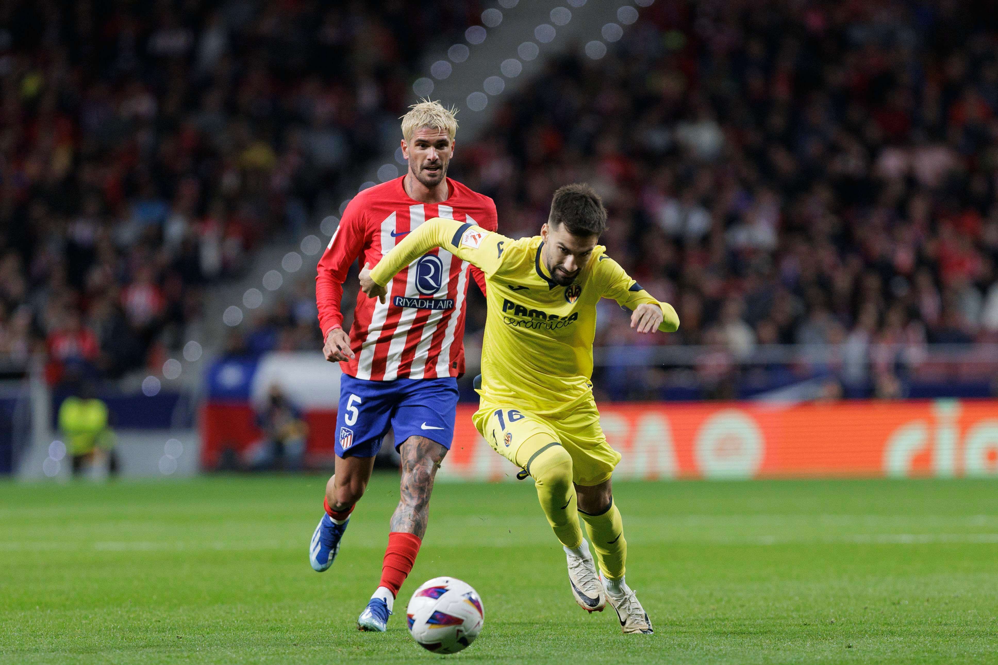  Álex Baena, objetivo del Atlético, conduce un balón ante De Paul.