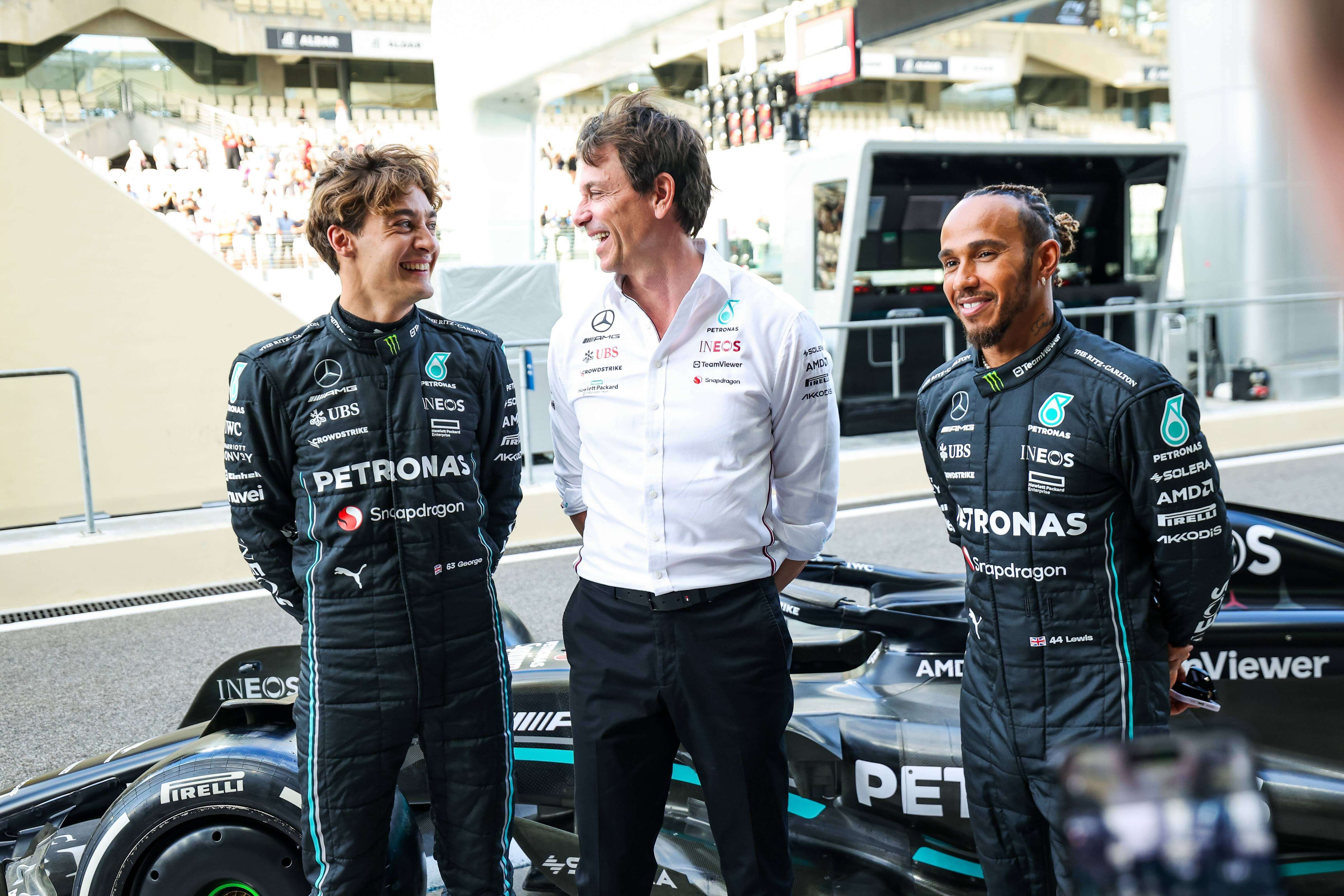  Toto Wolff, con George Russell y Lewis Hamilton.