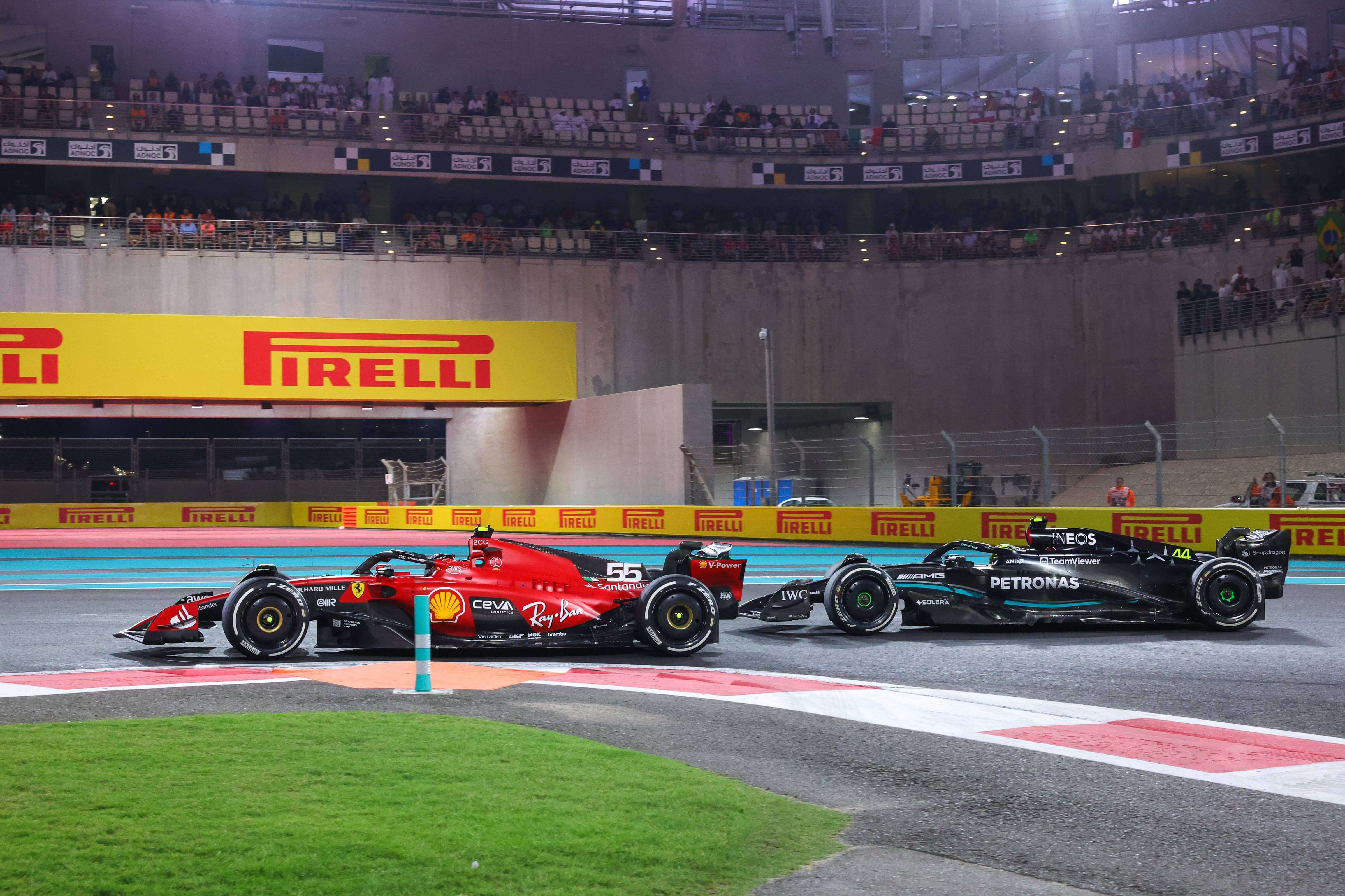  Carlos Sainz y Lewis Hamilton, en 2023.