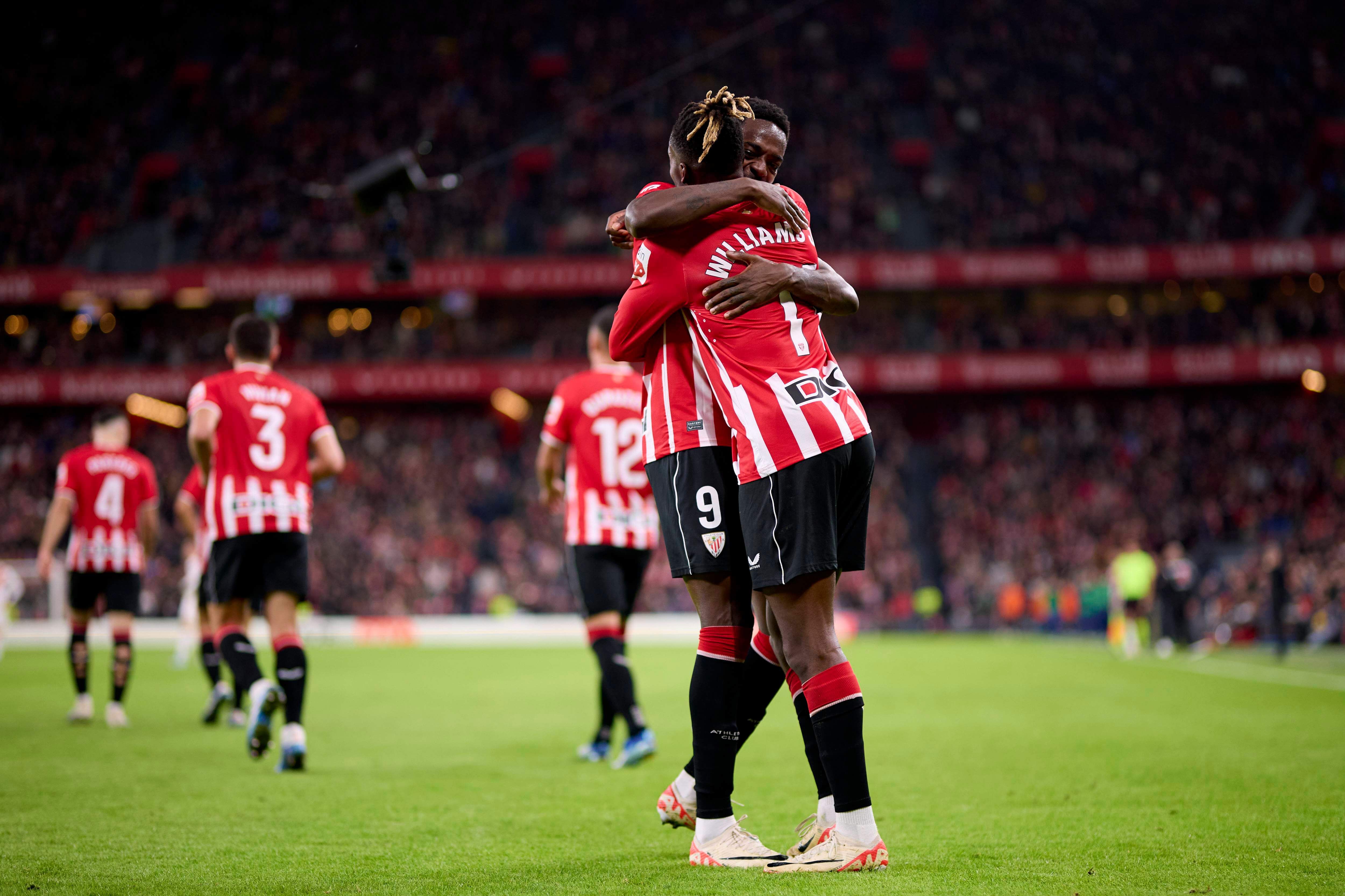  Los hermanos del Athletic Club, Nico e Iñaki Williams, abrazados durante un partido (Fuente: Cordon Press).