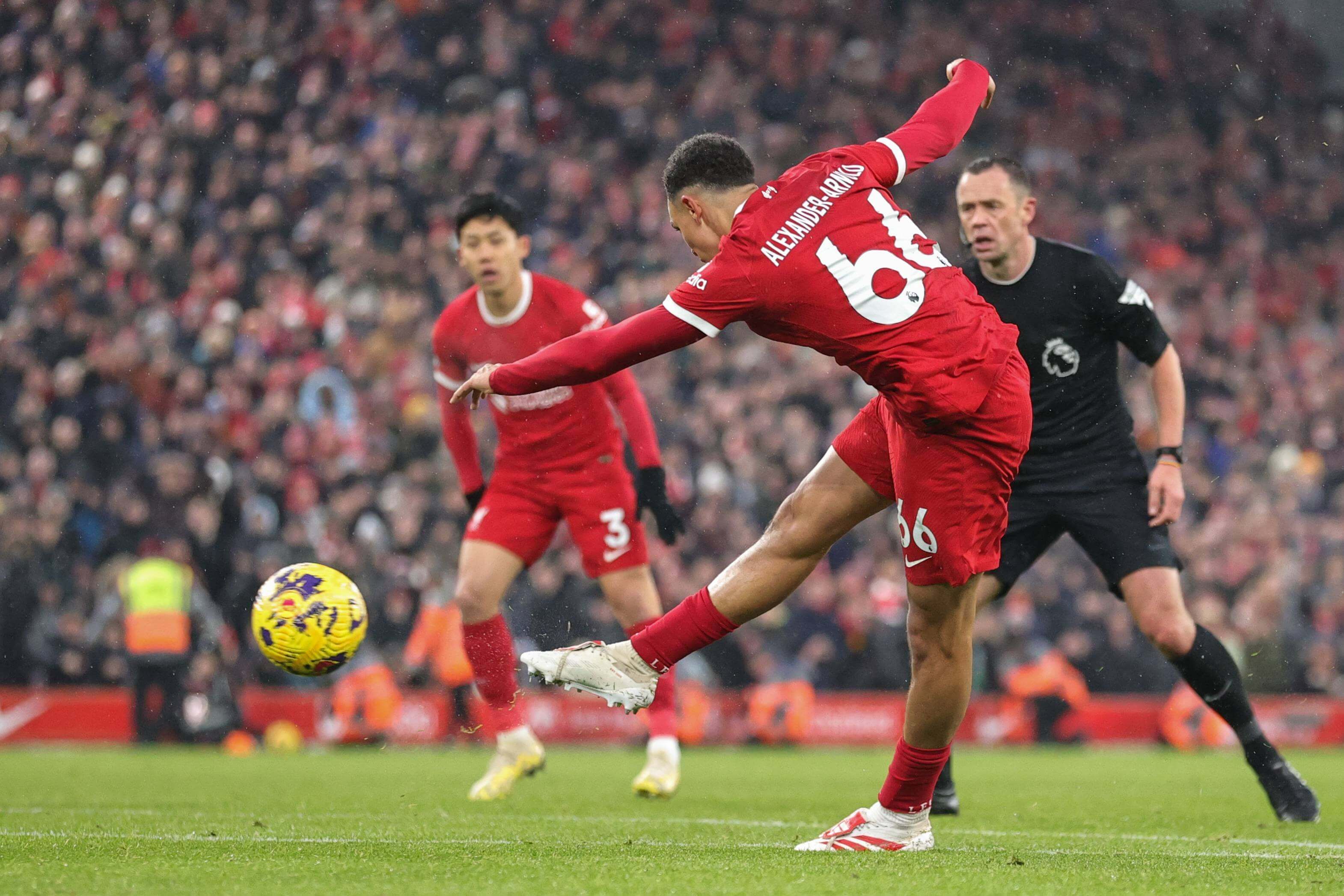 Alexander Arnold, objetivo del Real Madrid, en un partido con el Liverpool.