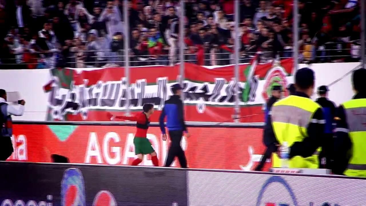 Brahim Díaz regalando su camiseta a la grada