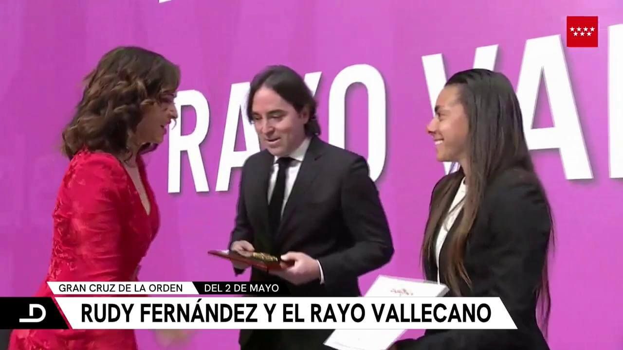  El Rayo recibiendo la medalla de honor de Madrid (ElDesmarque)