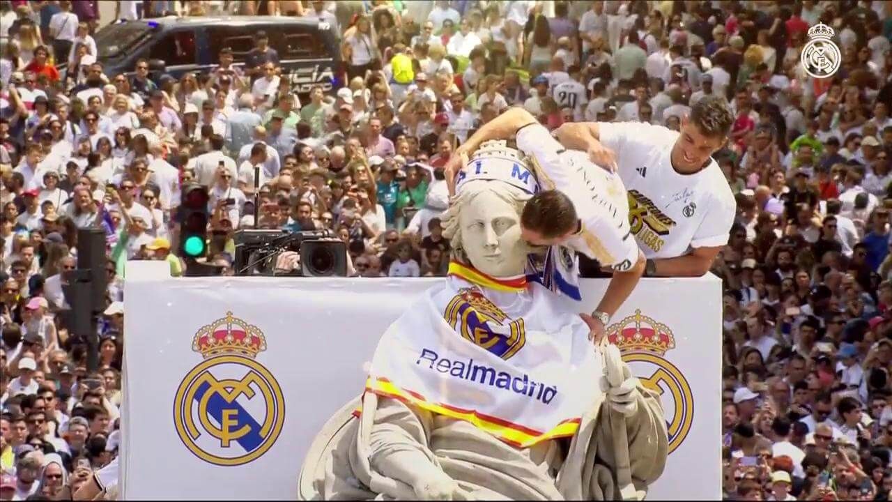  Nacho colocándole la bufanda a la diosa Cibeles