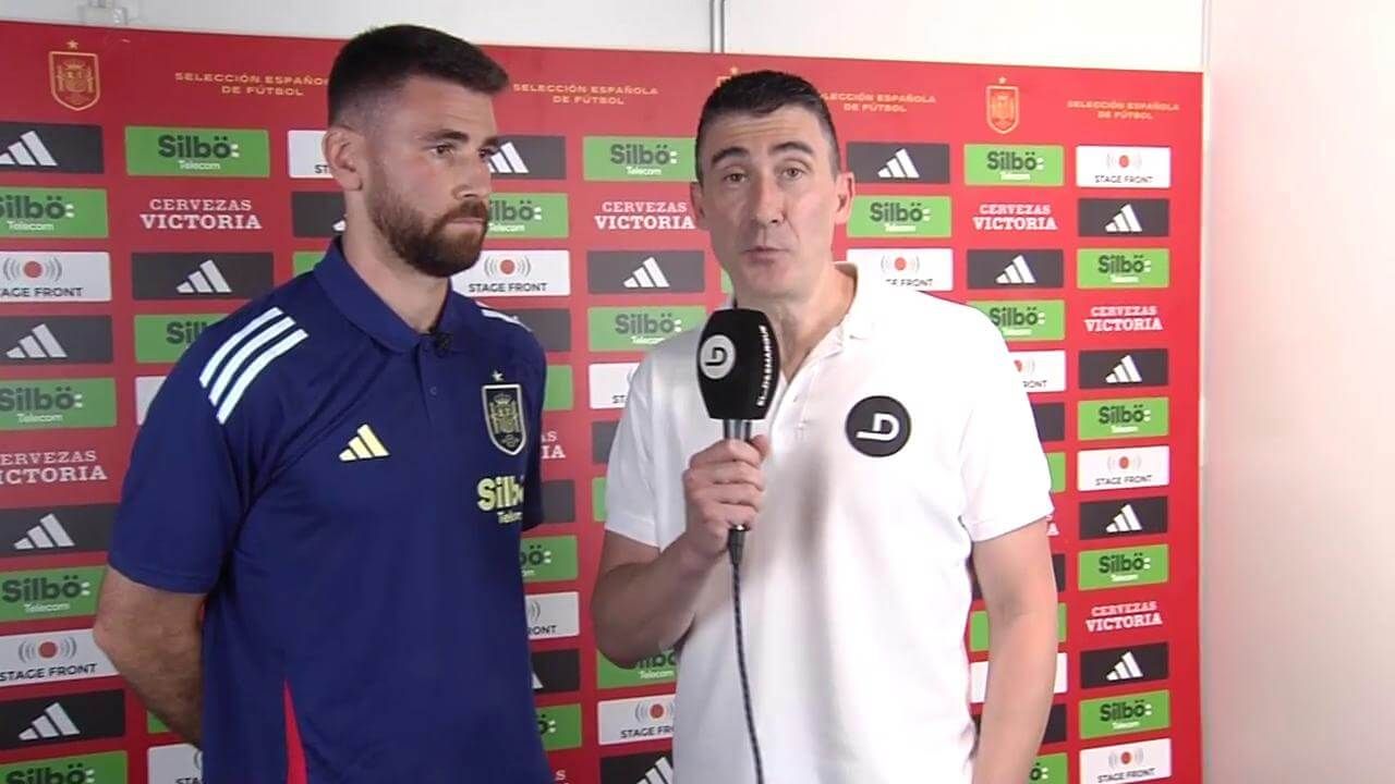  Unai Simón con Luis Mora en una entrevista