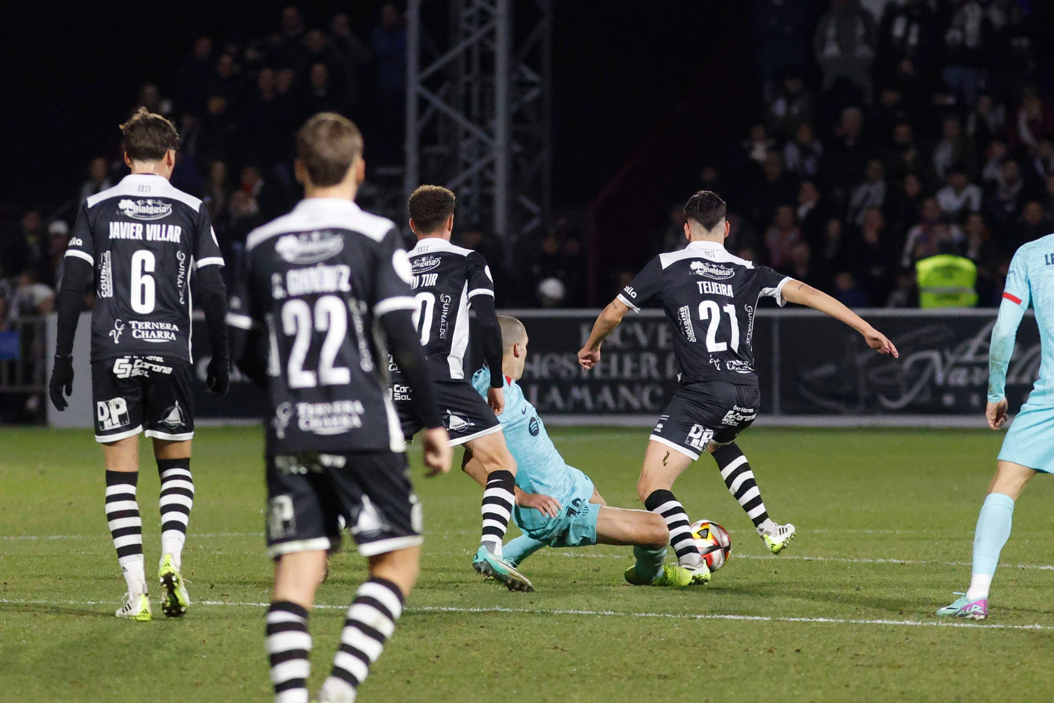 Javi Villar, objetivo del Real Oviedo, en el partido de Copa ante el FC Barcelona.