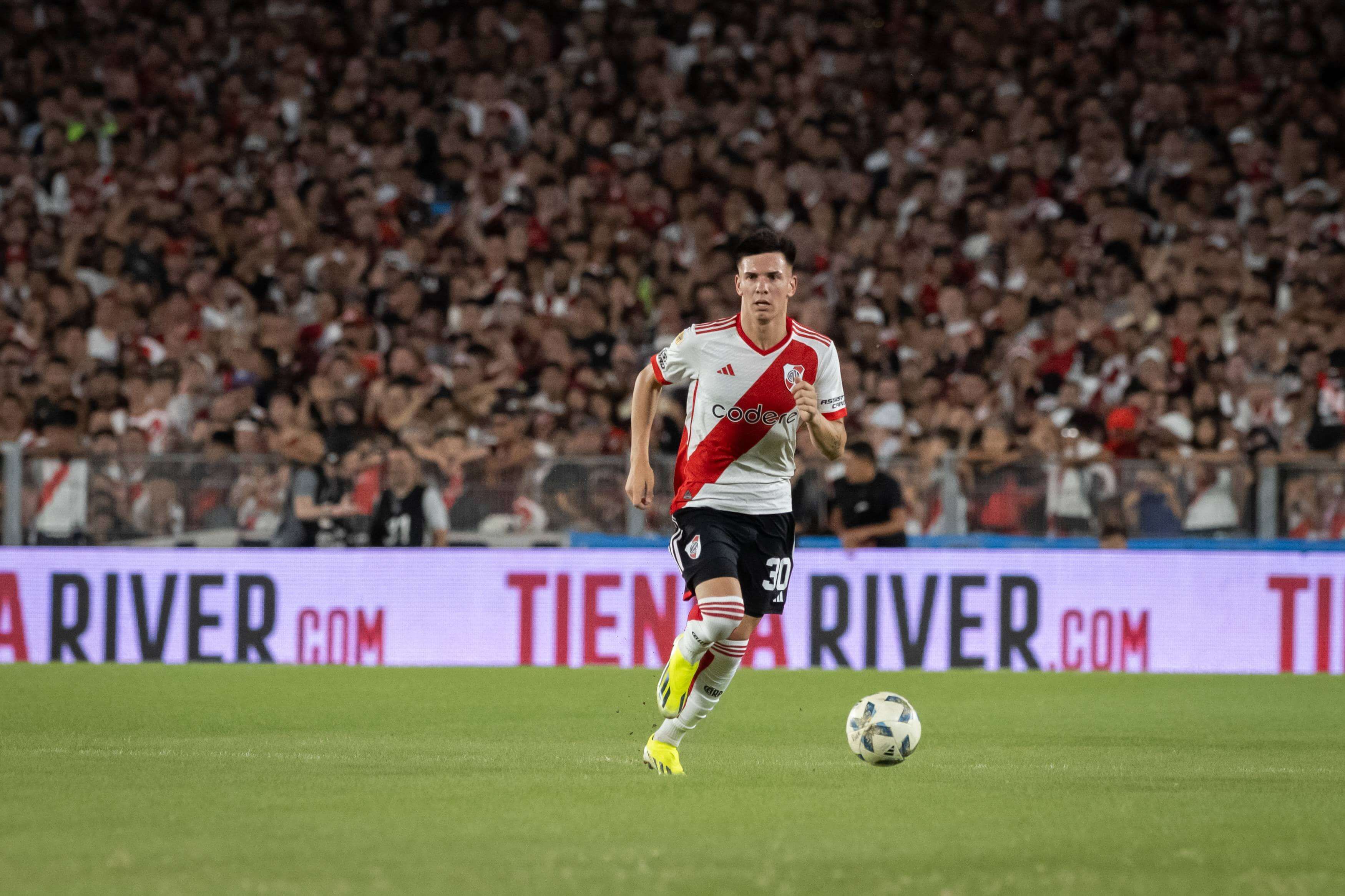  Mastantuono, en un partido del River Plate (FOTO: Cordón Press).