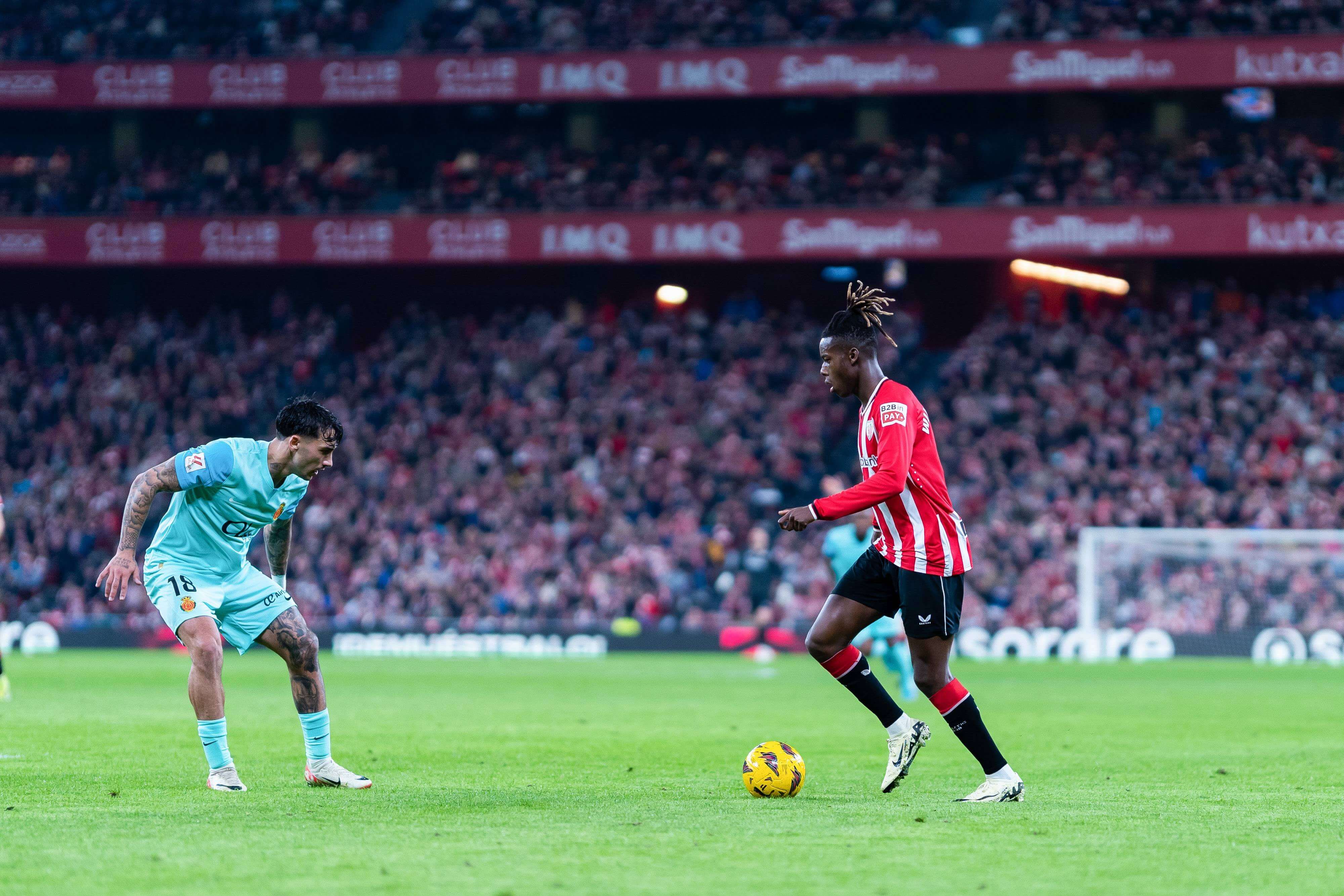  Nico Williams encarando a un jugador del Mallorca