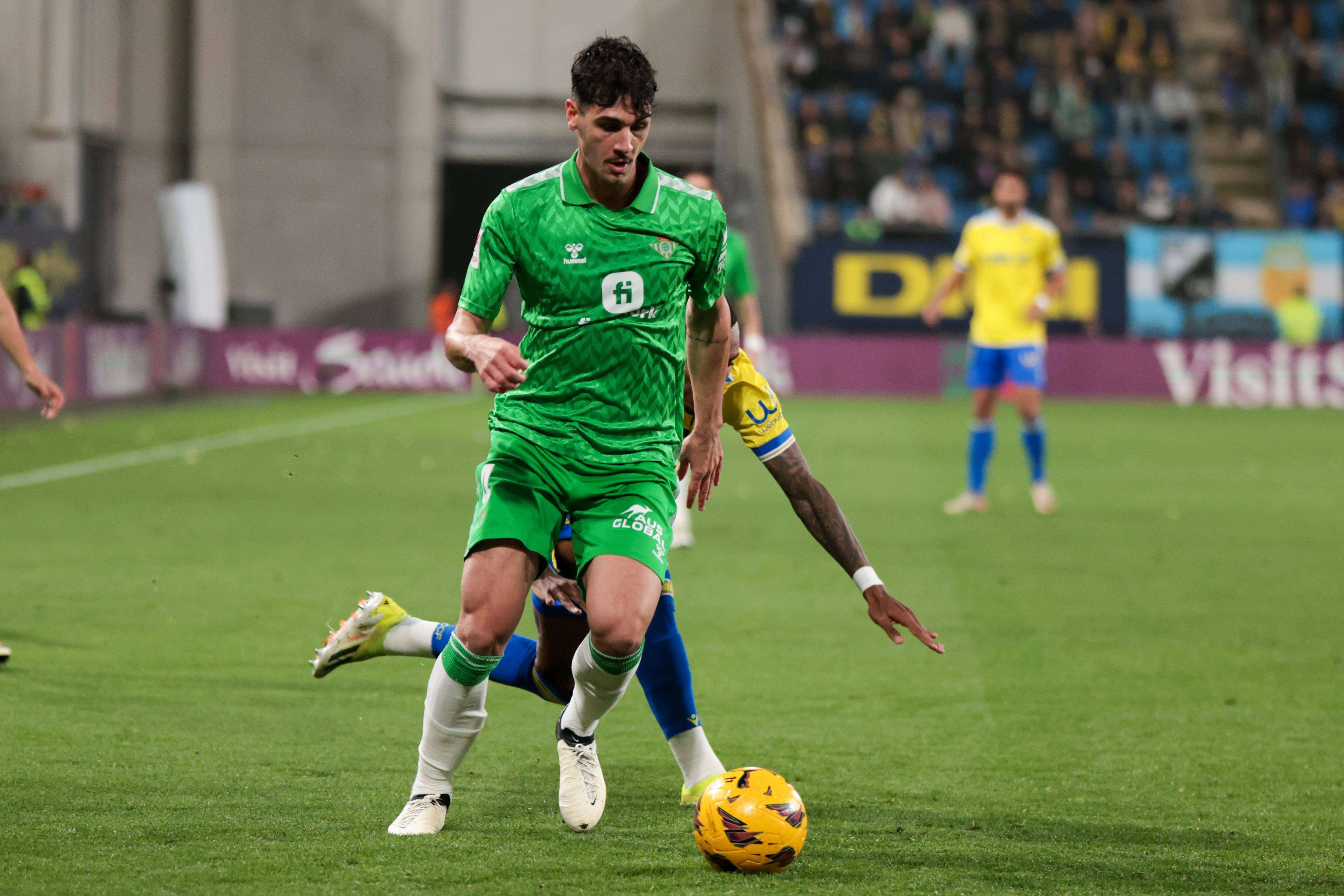 Johnny Cardoso, ante el Cádiz