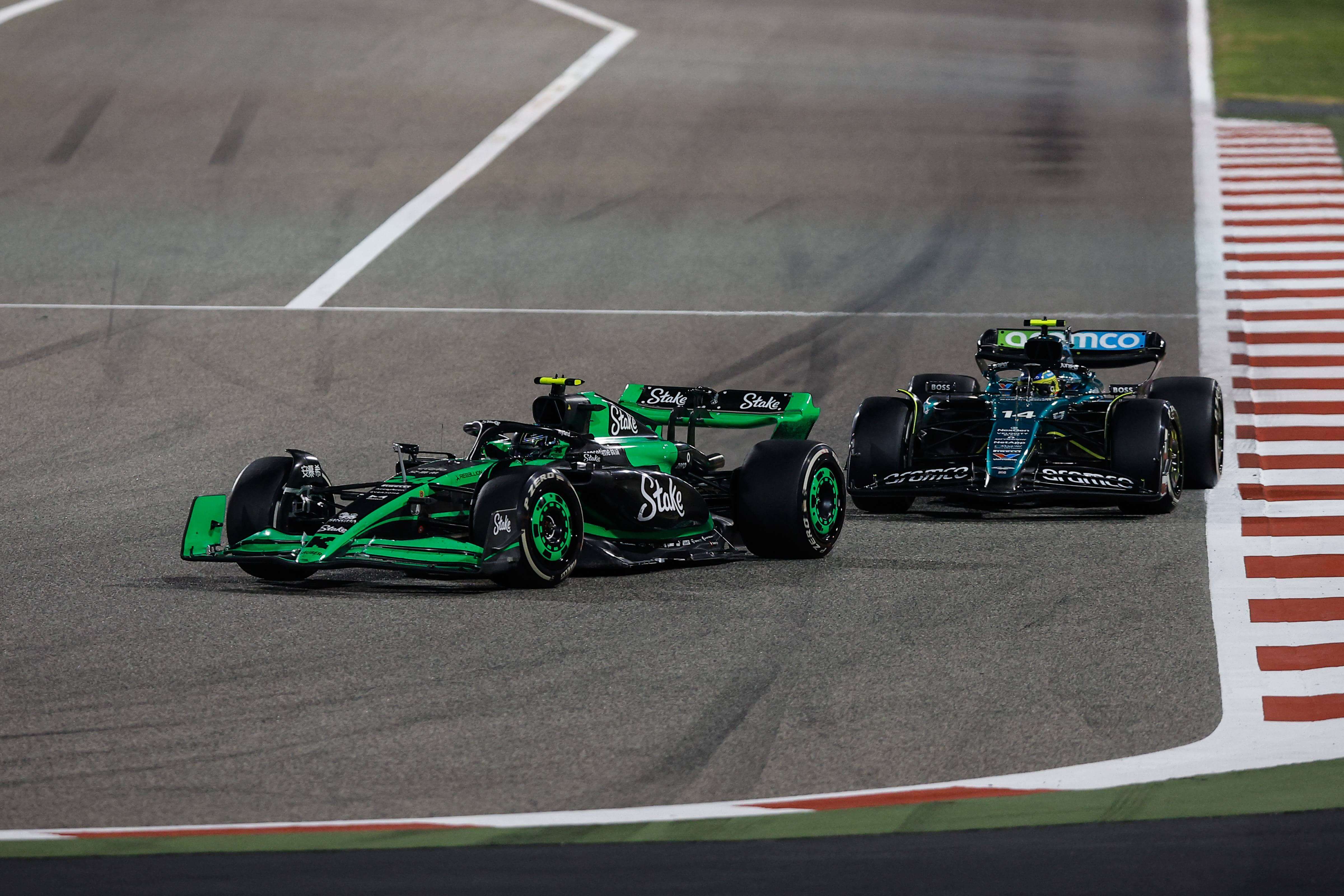 Zhou y Fernando Alonso, en el GP de Suzuka.