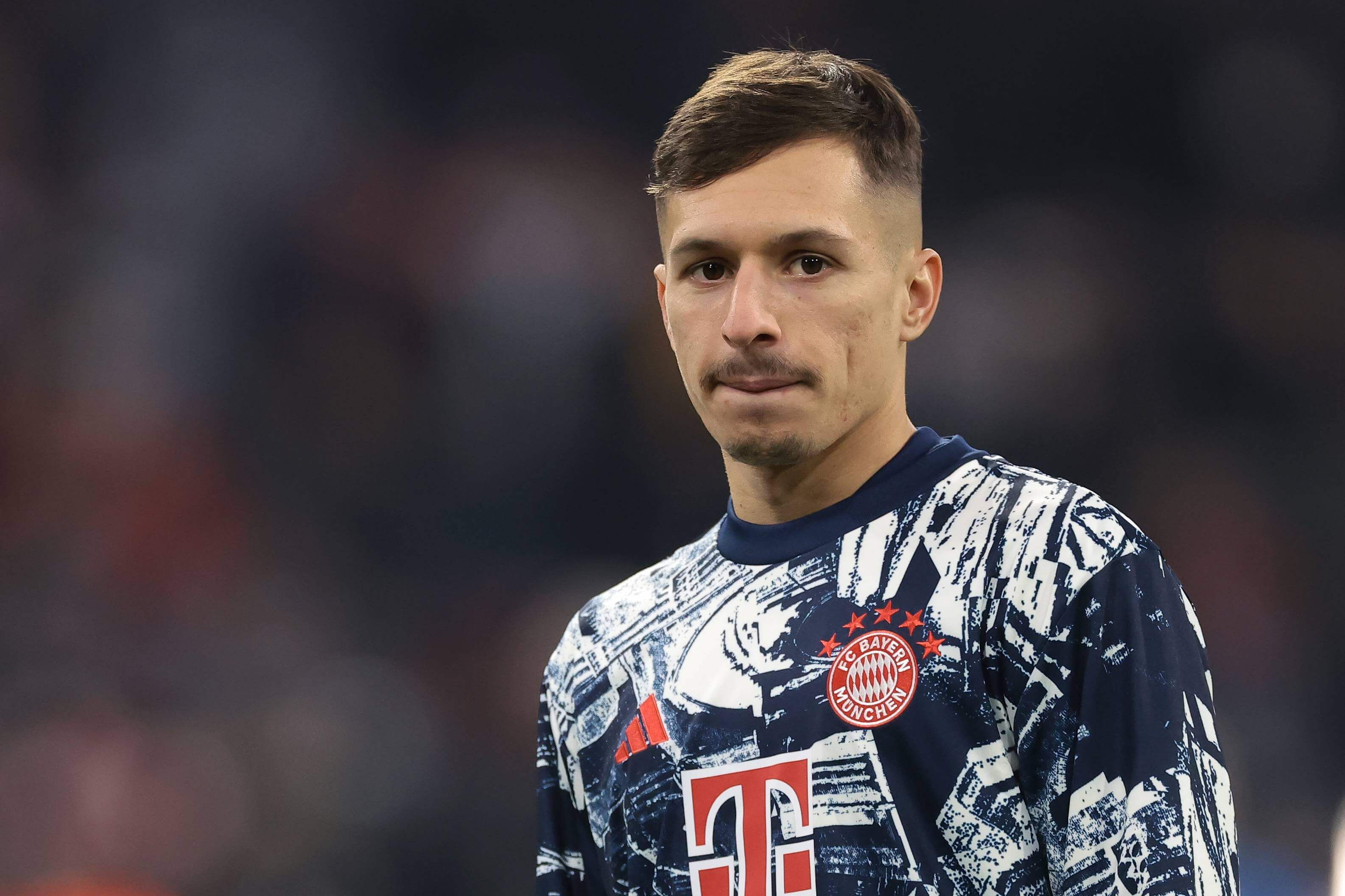 Bryan Zaragoza, en un calentamiento con el Bayern.