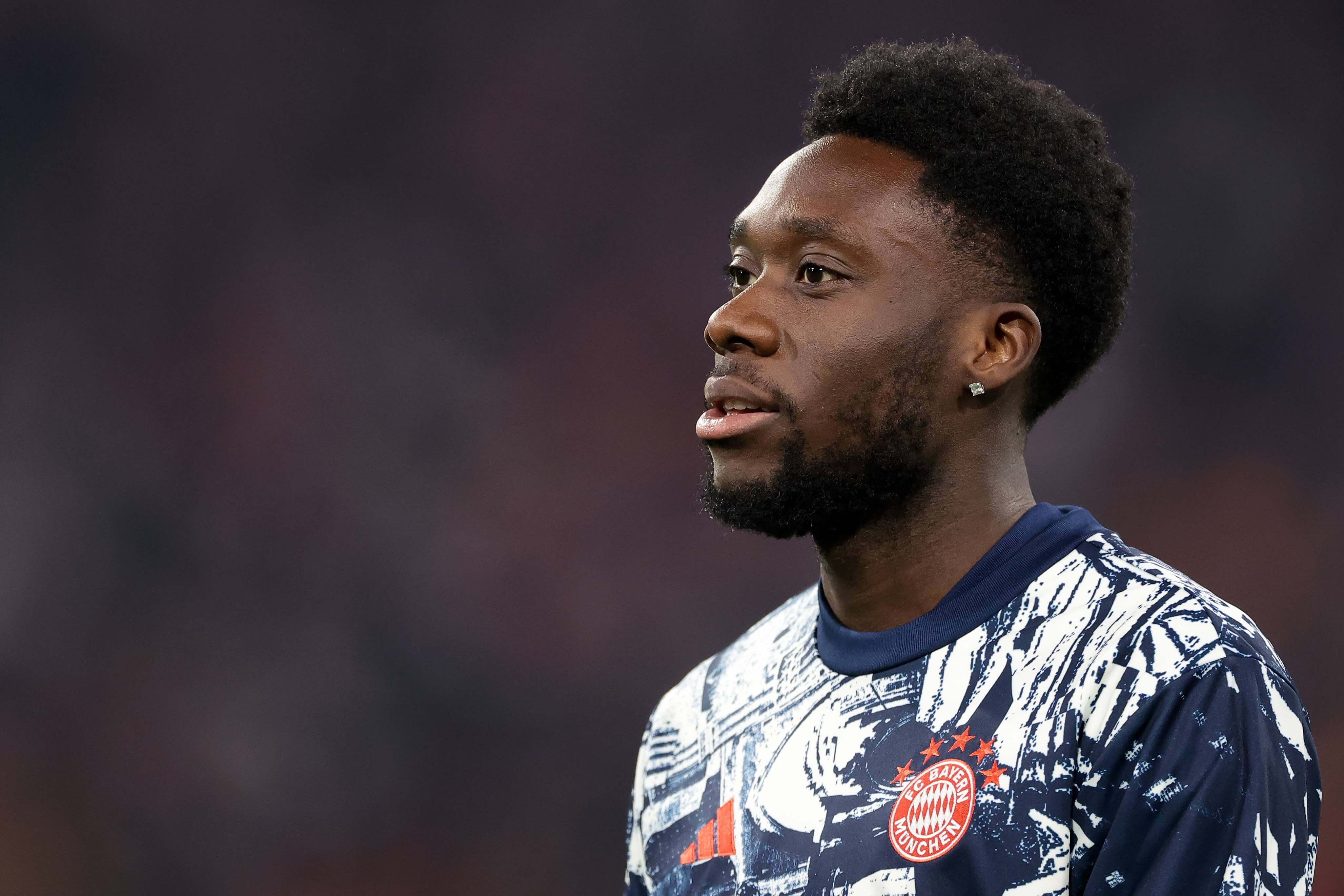  Alphonso Davies, en un calentamiento del Bayern de Múnich (FOTO: Cordón Press).