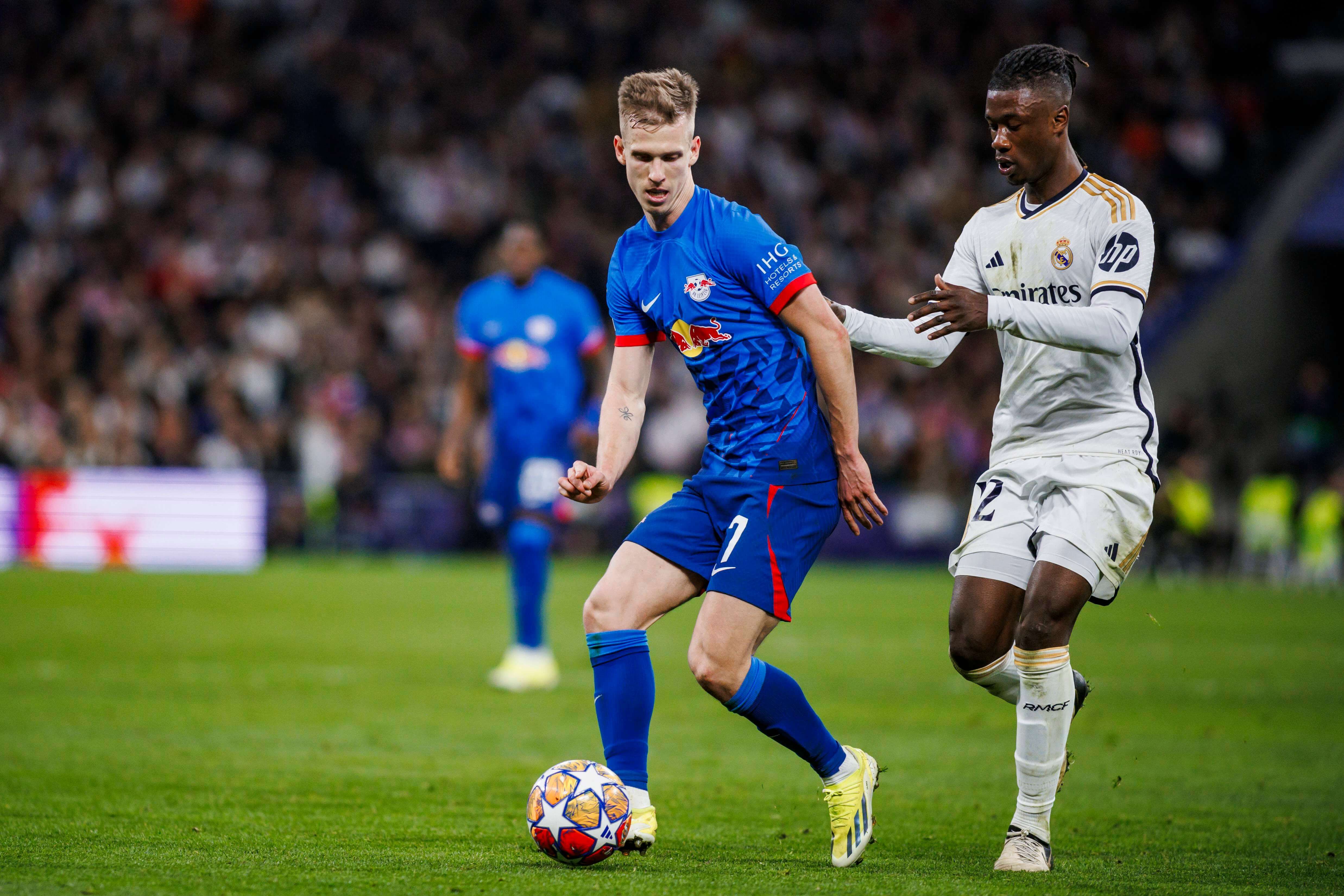  Dani Olmo pelea un balón con Camavinga en el Real Madrid-Leipzig.