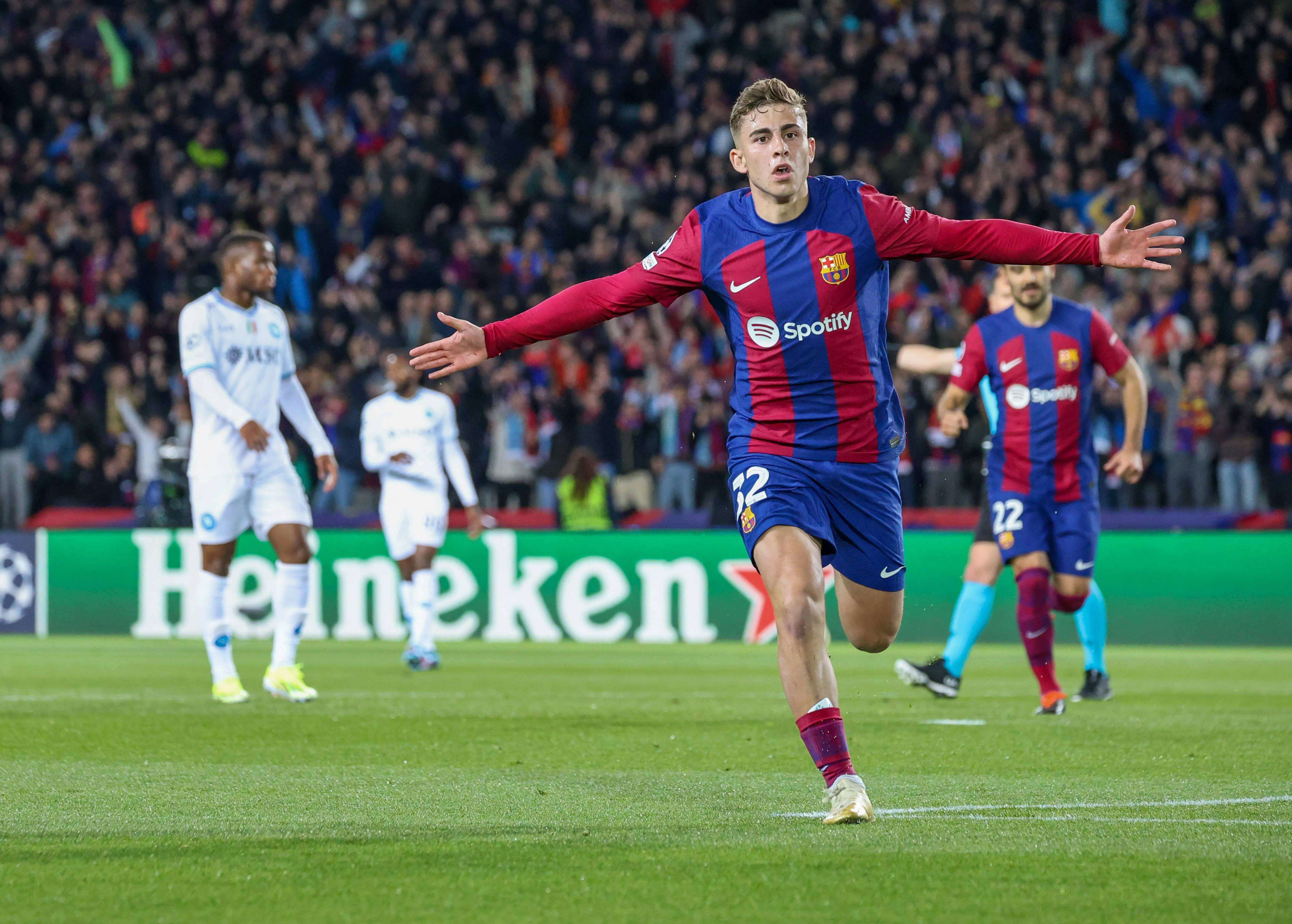 Fermín celebra su gol en el Barcelona-Nápoles.