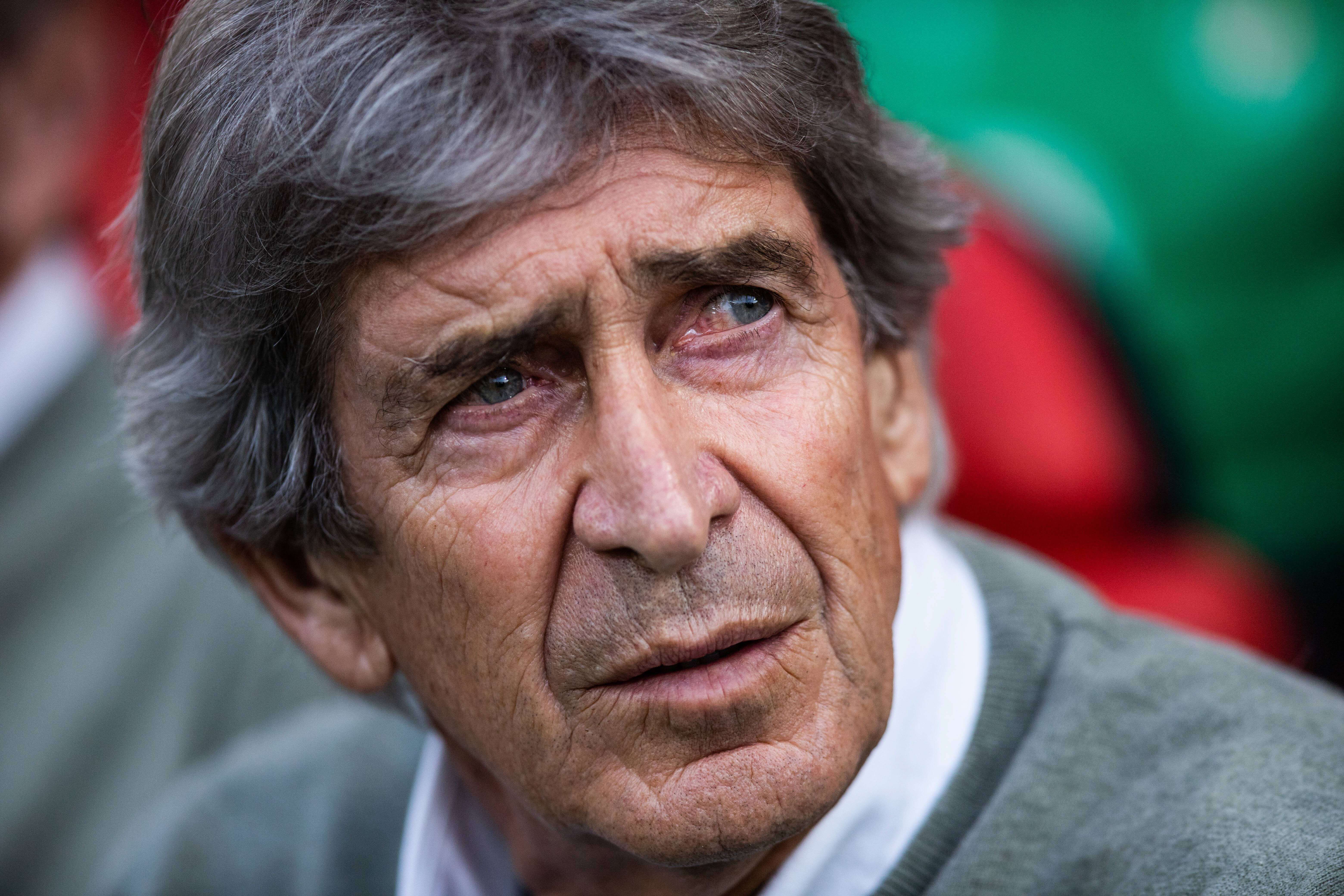 Manuel Pellegrini, durante un partido del Real Betis.