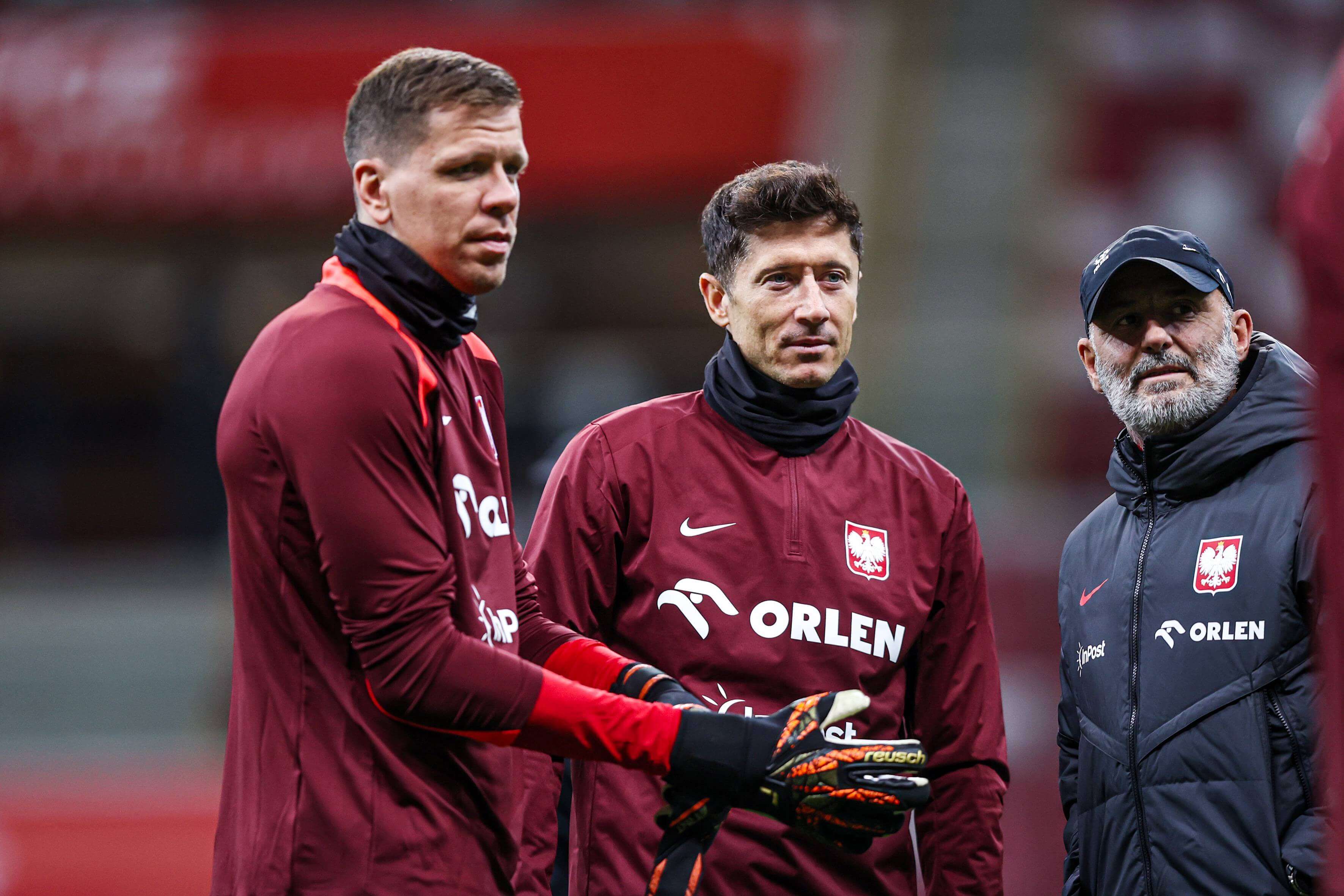 Lewandowski en la concentración de Polonia junto al seleccionador (Cordon Press)