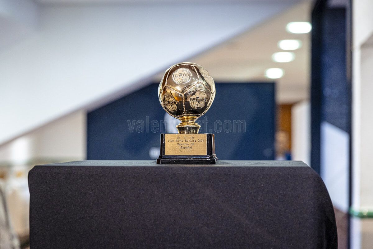 Trofeo al mejor club del mundo en el año 2004, el del Triplete.