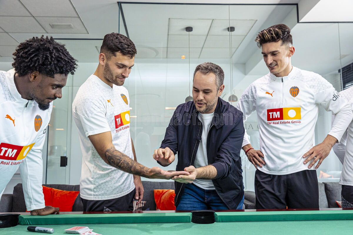  Hugo Duro participa en un truco de Jorge Blass en Paterna.