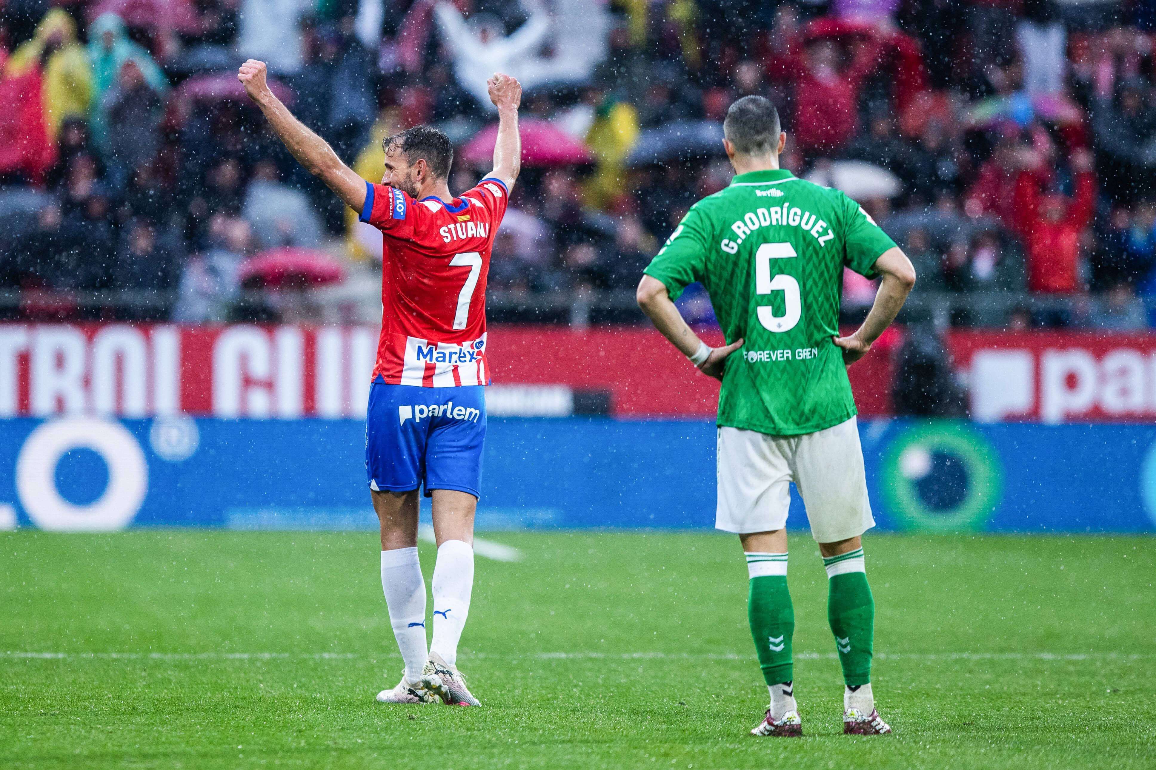  Cristhian Stuani, celebrando su gol ante el Betis la pasada temporada.
