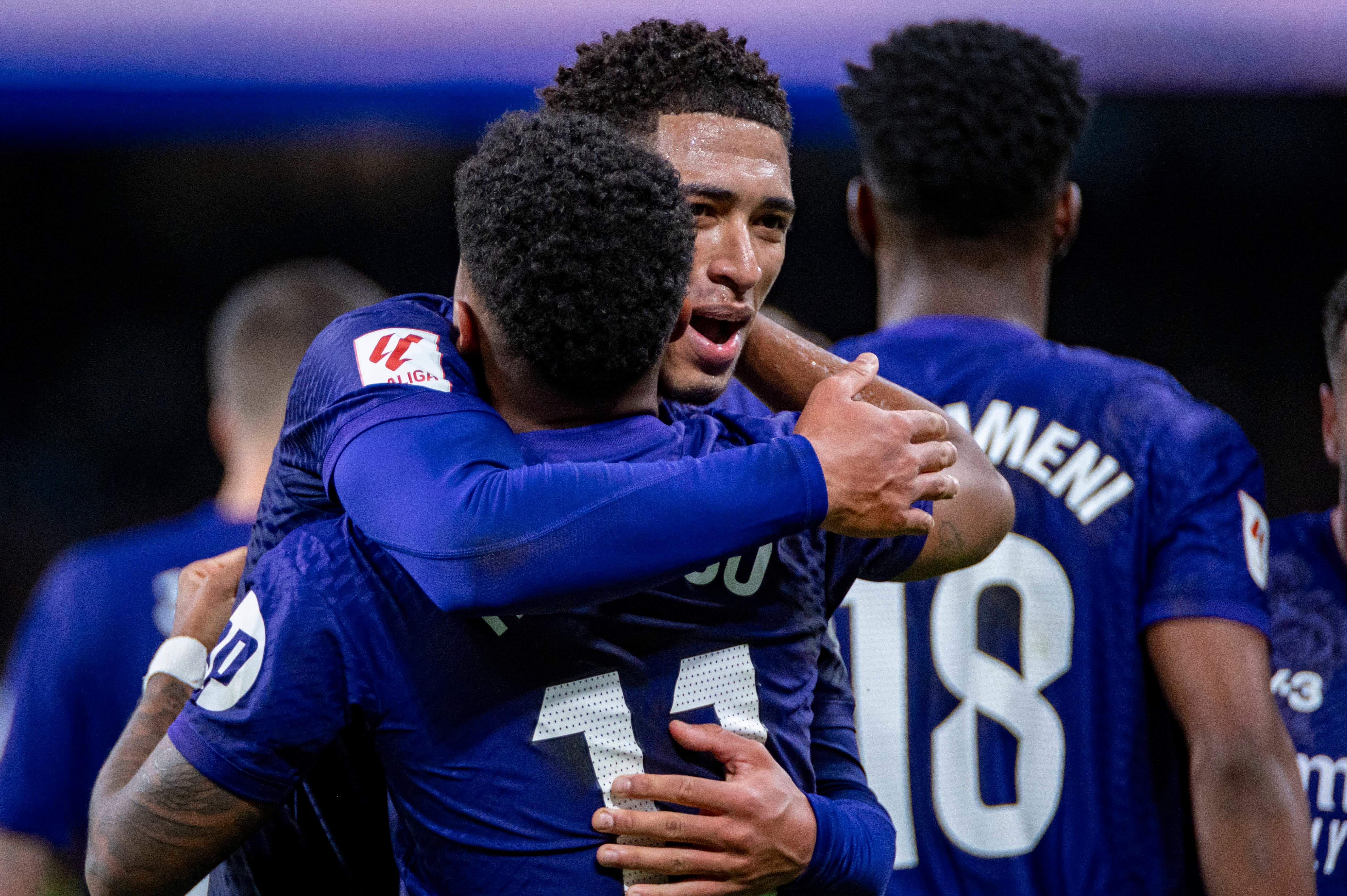  Jude Bellingham celebra con Rodrygo uno de sus goles