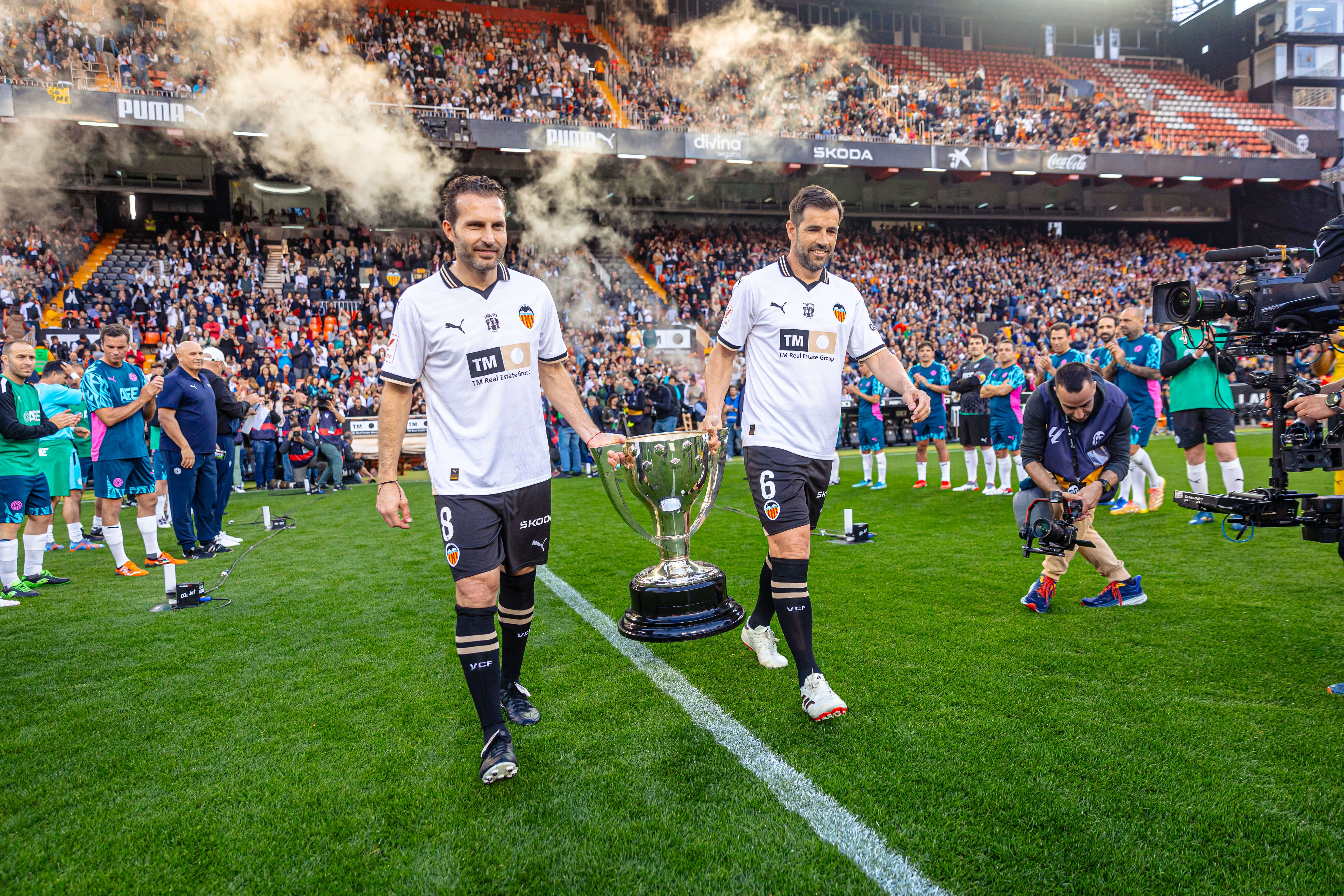 Rubén Baraja y David Albelda, con el título de Liga.